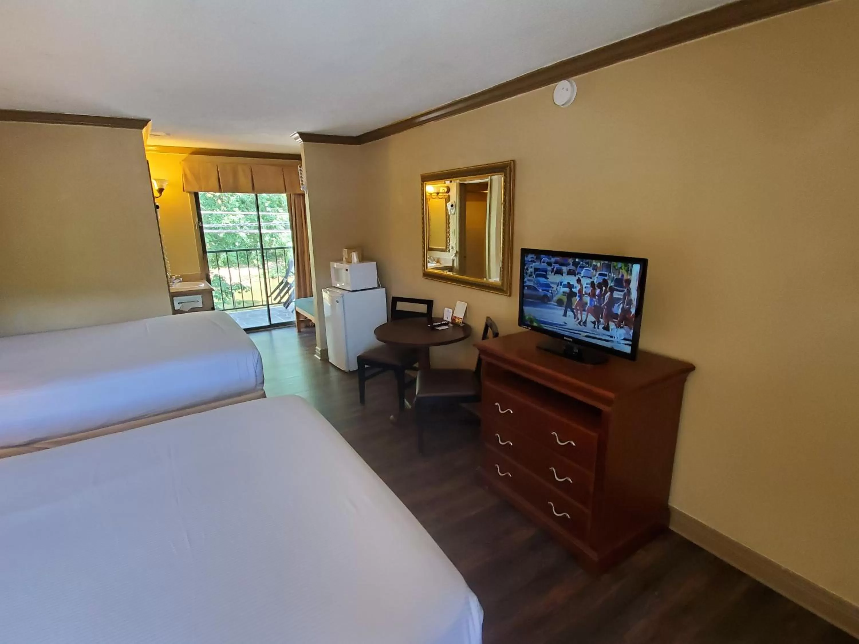 Photo of the whole room, TV/Entertainment Center in Colonial House Motel