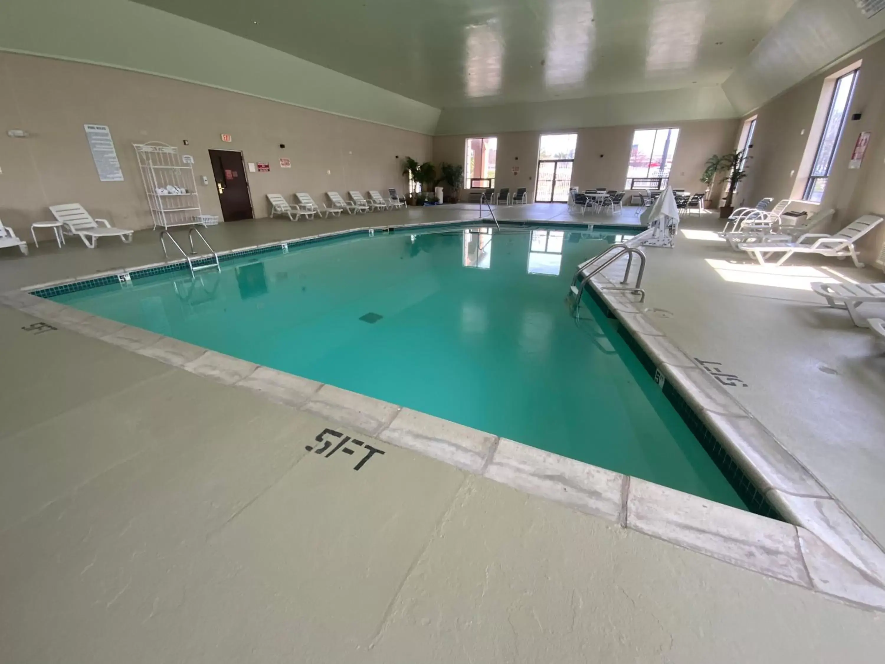 Swimming Pool in Quality Inn & Suites University/Airport