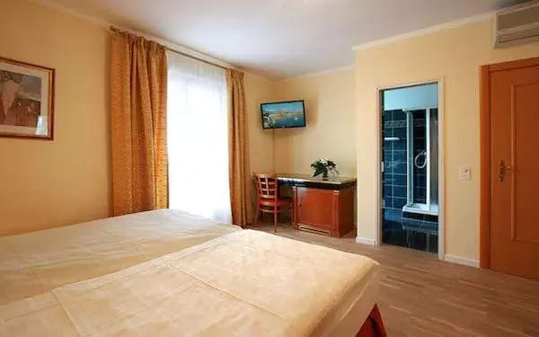 Bedroom, Bed in Hotel Garni Golf