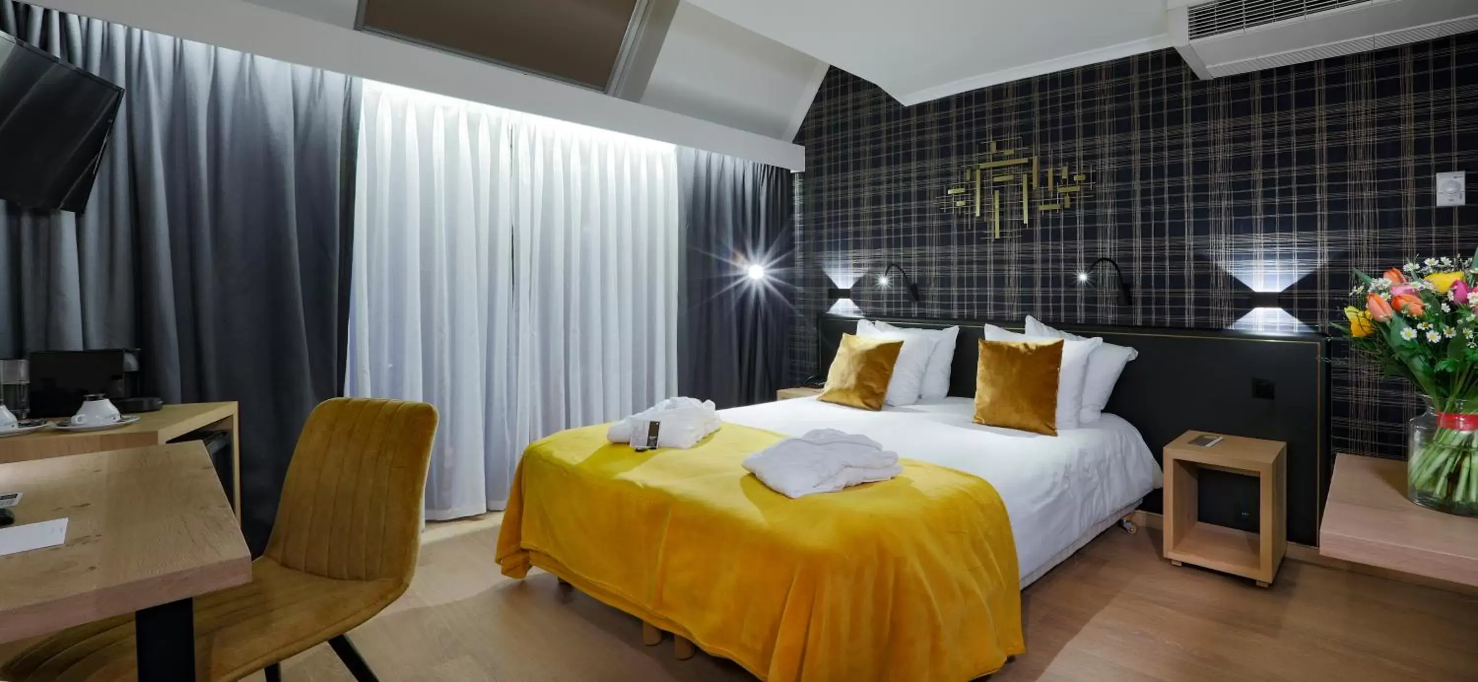 Property building, Bed in Hotel Quartier Latin