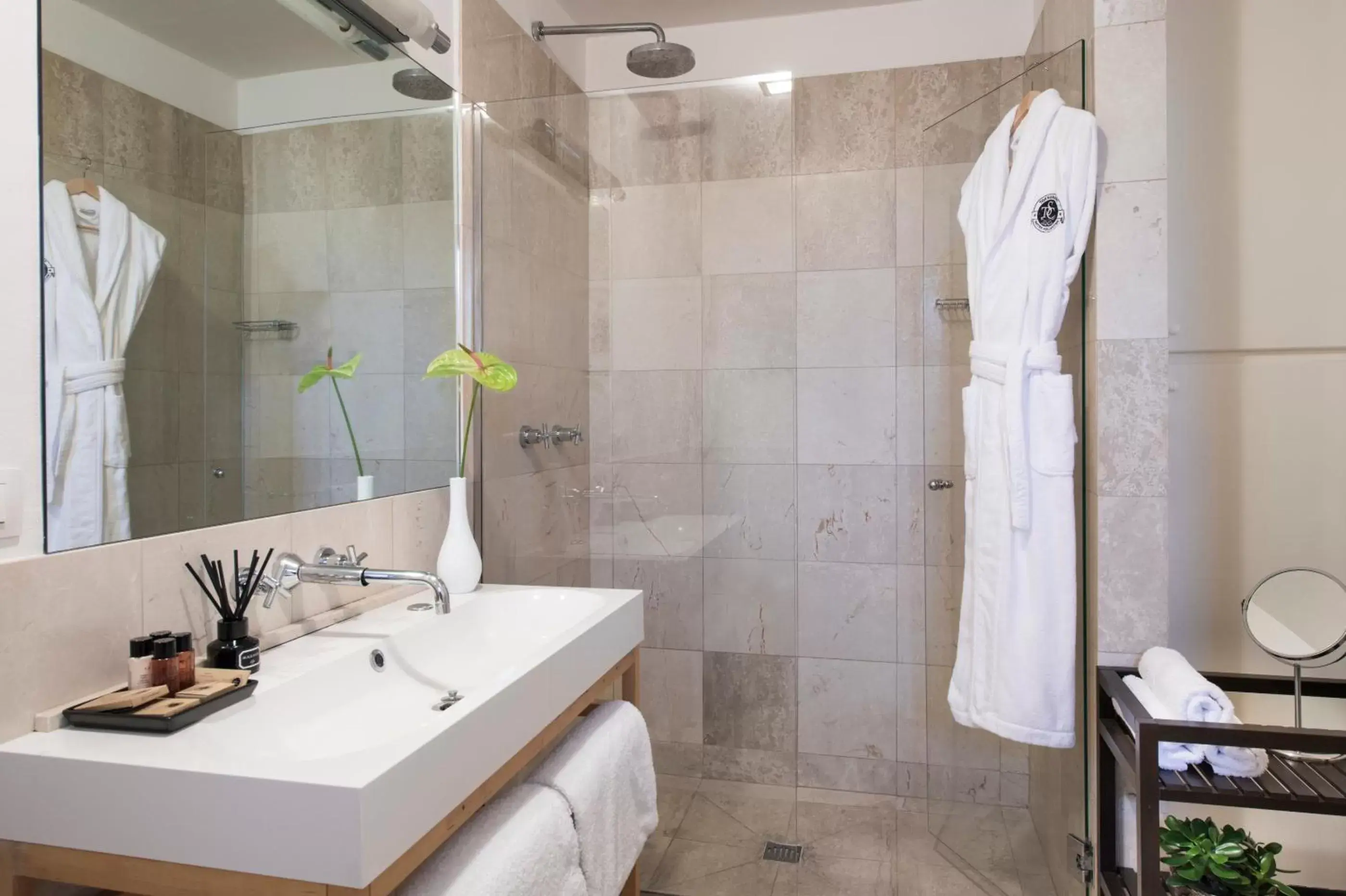 Shower, Bathroom in Tornabuoni Suites Collection Residenza D'Epoca