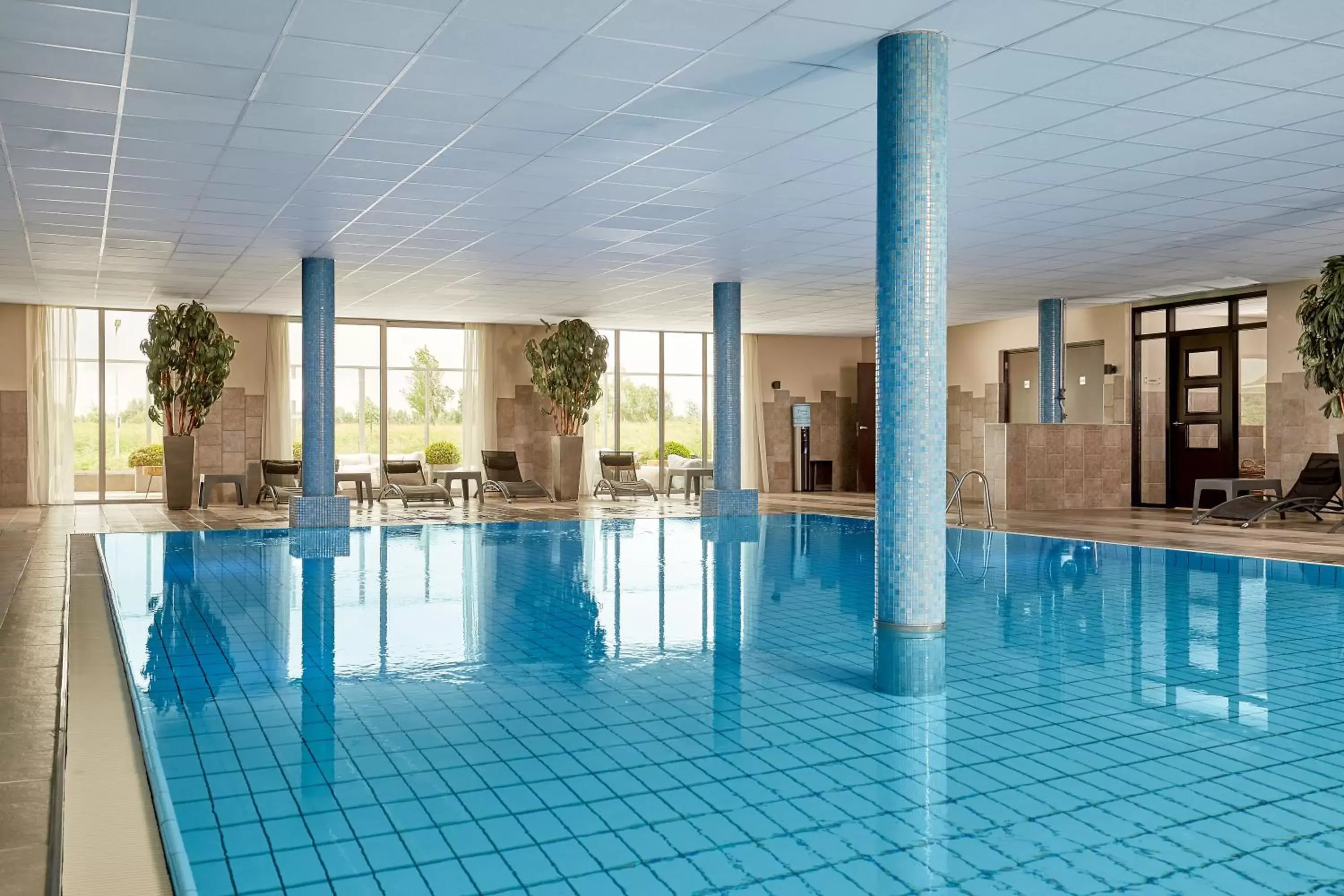 Swimming Pool in Van der Valk Hotel ARA Zwijndrecht