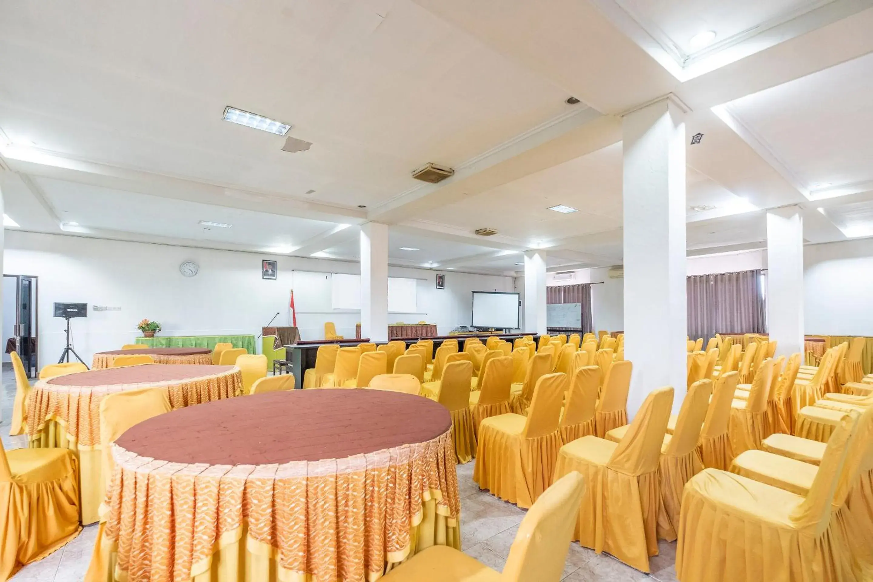 Banquet/Function facilities, Banquet Facilities in Super OYO 2704 Hotel Transit 2