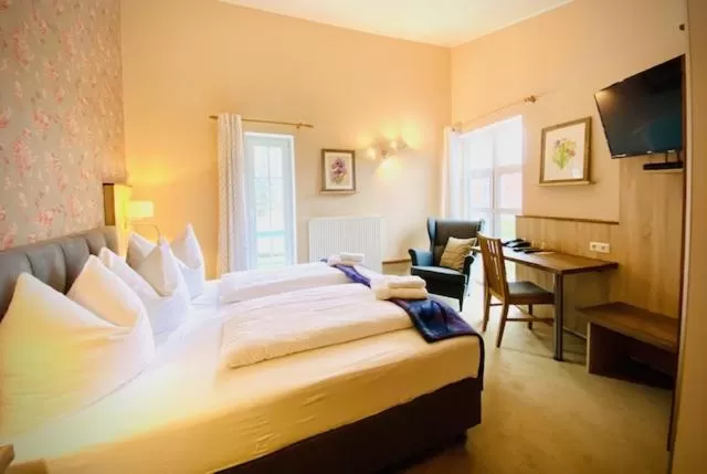 Bedroom, Bed in Hotel Zur Kutsche