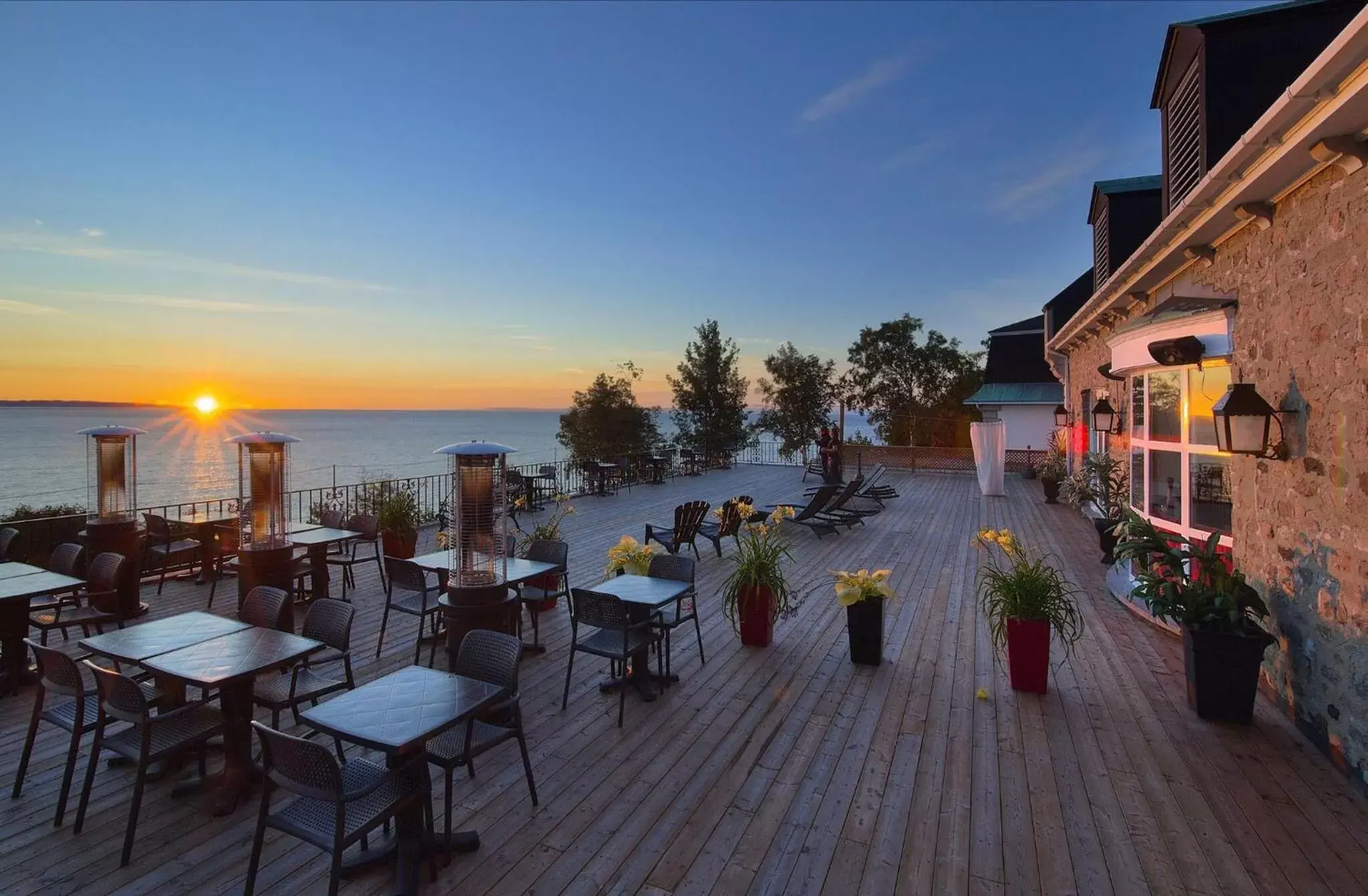 Balcony/Terrace, Restaurant/Places to Eat in Hôtel le Manoir Baie-Comeau