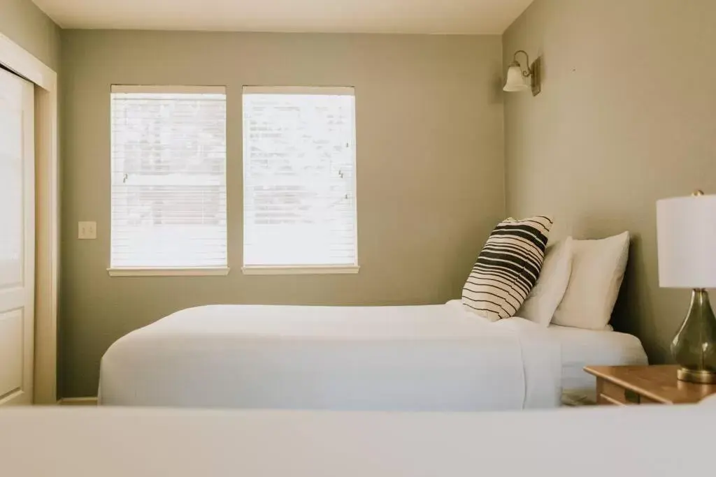 Bedroom, Bed in The Long Barn Lodge