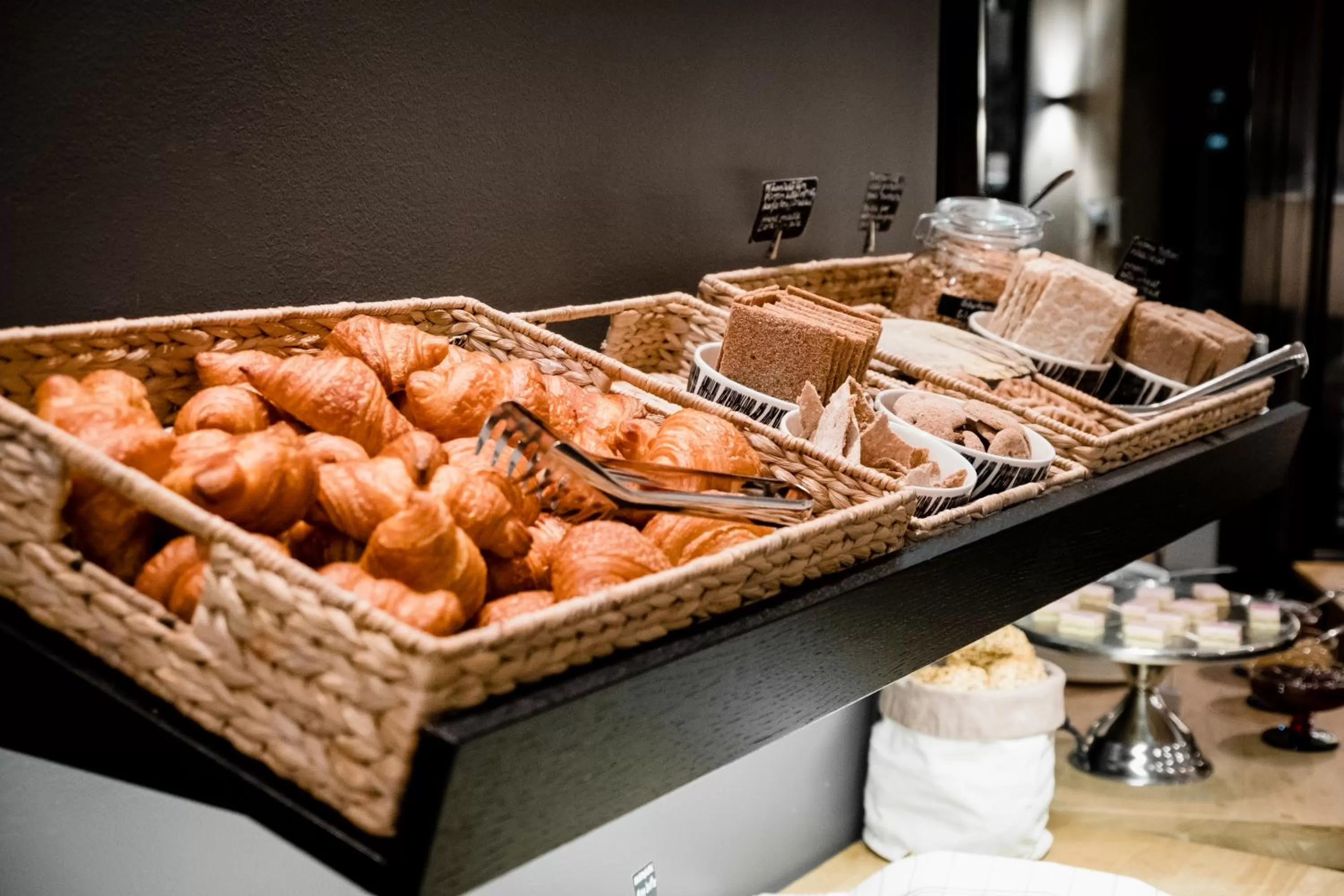 Restaurant/places to eat in Hotel F6