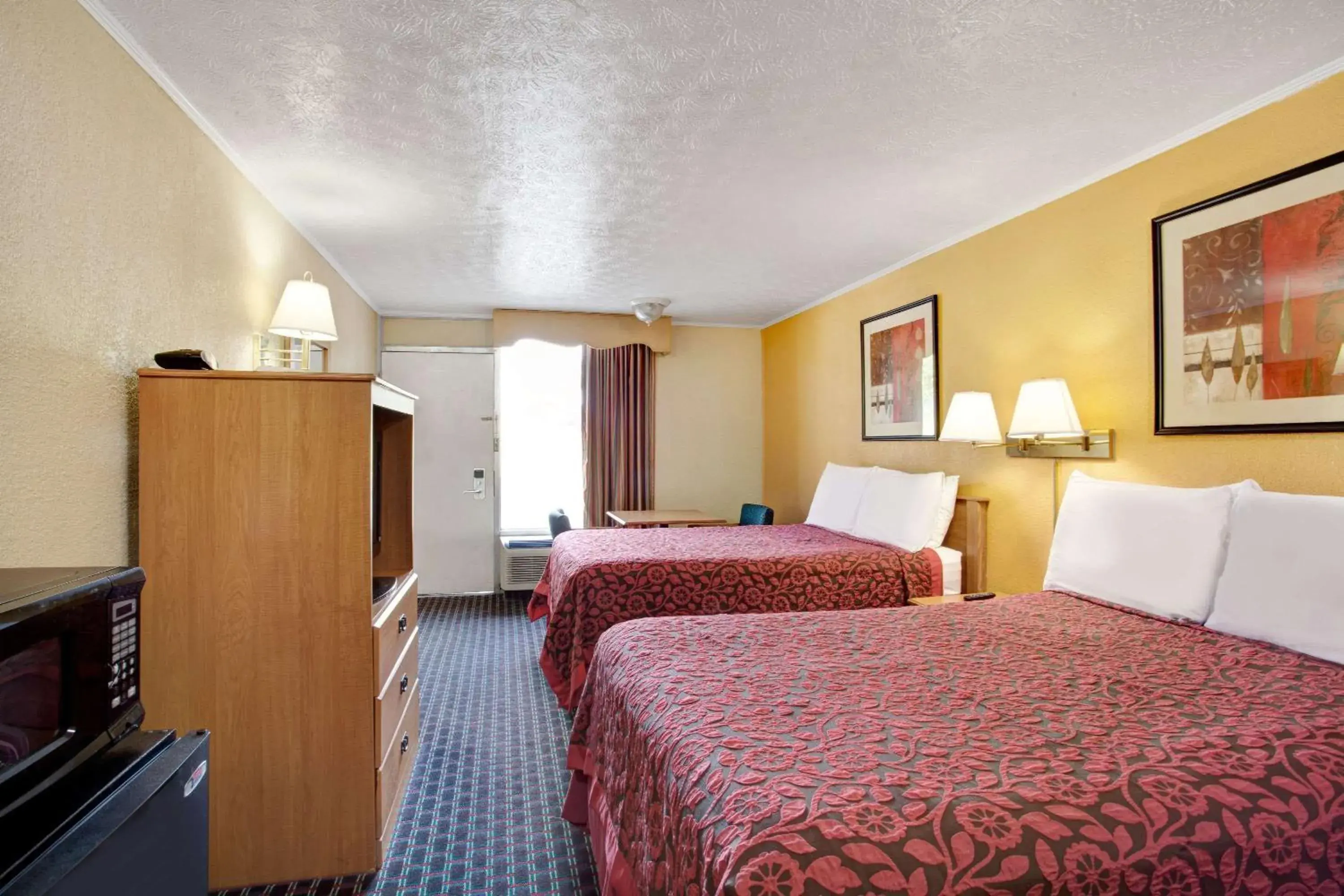 Photo of the whole room, Bed in Days Inn by Wyndham Knoxville West Photo of the whole room, Bed in Days Inn by Wyndham Knoxville West