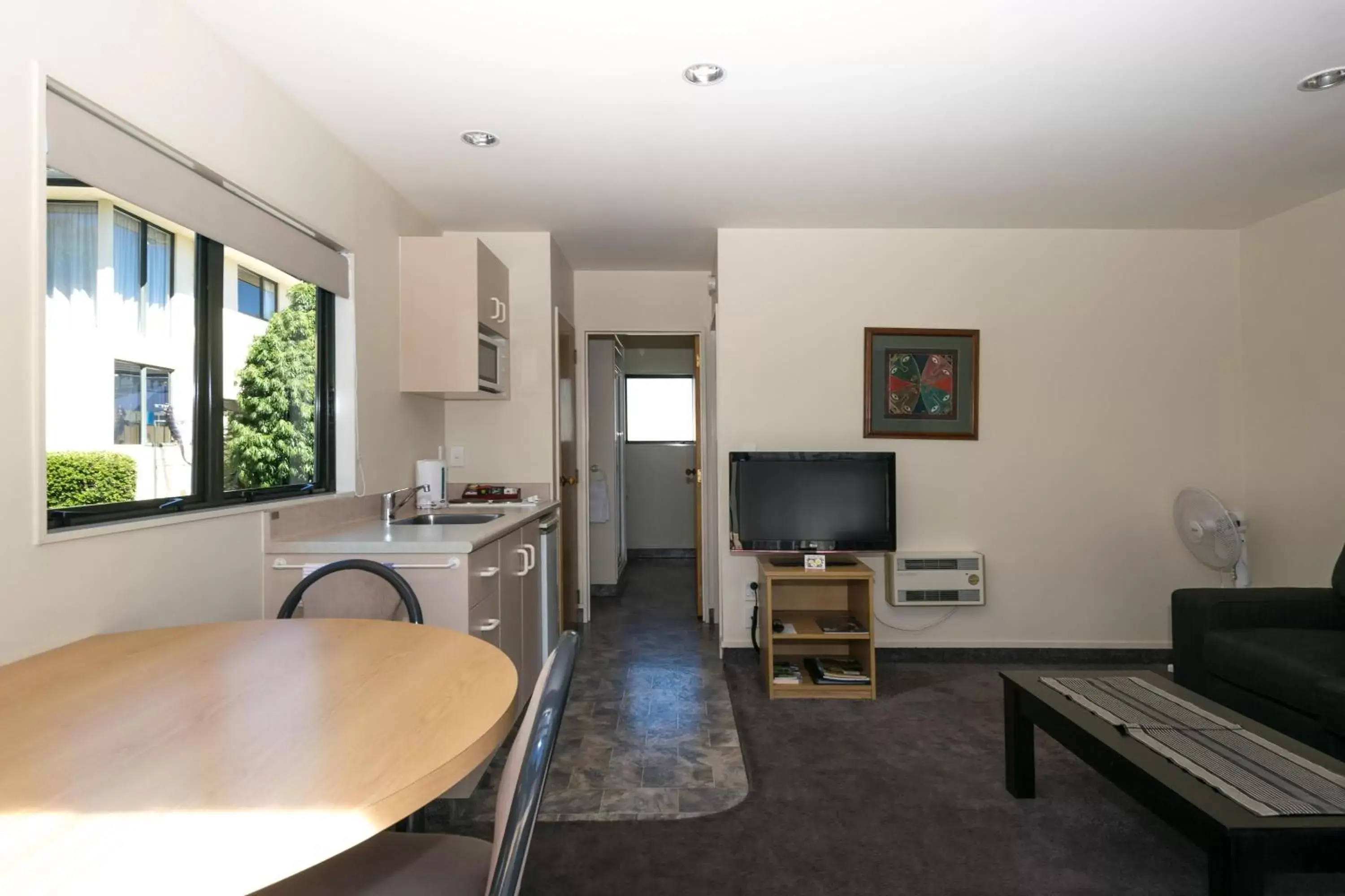 Living room, TV/Entertainment Center in Ashleigh Court Motel