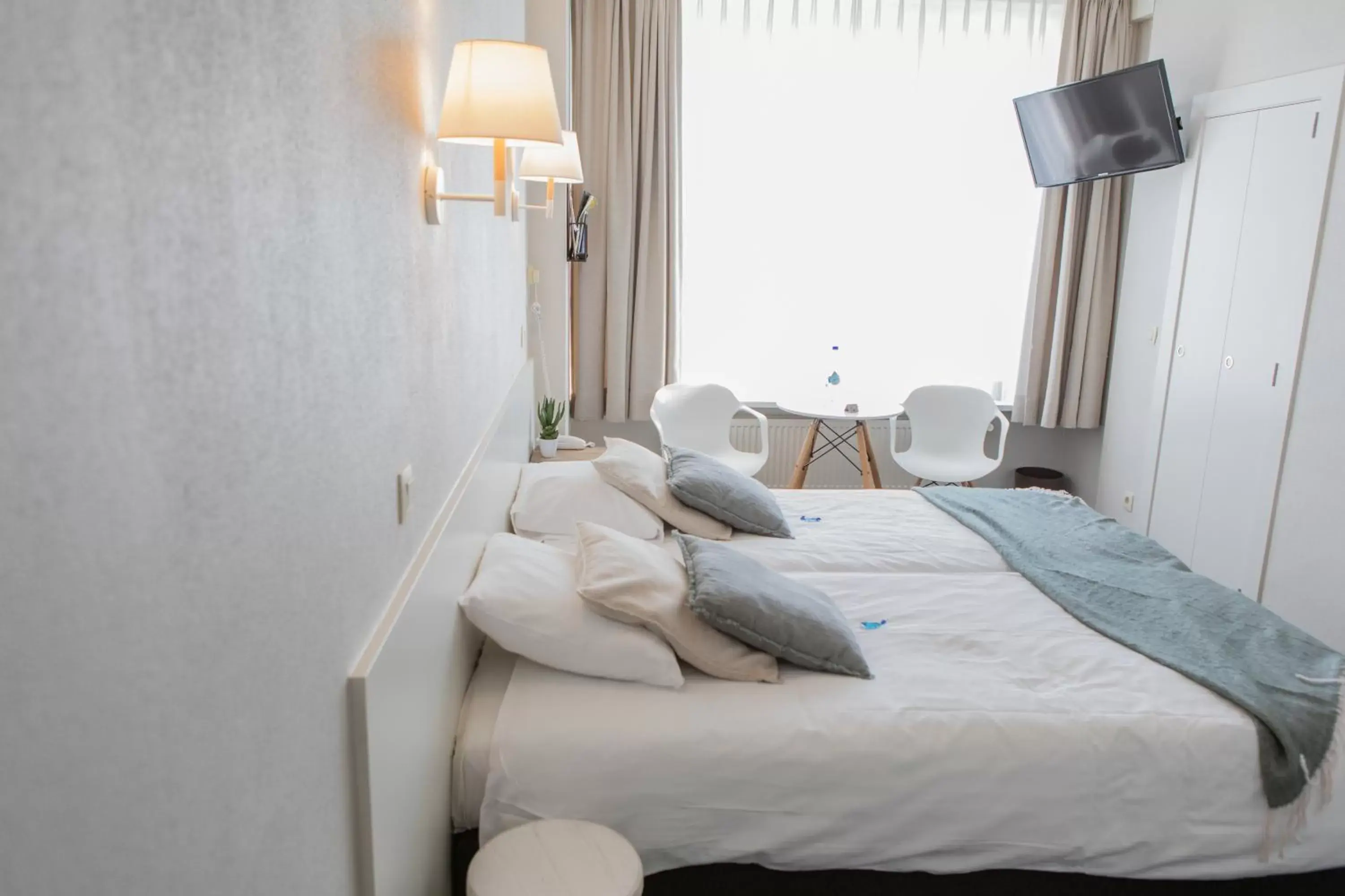 Standard Double Room with Harbor View in Hotel du Bassin Standard Double Room with Harbor View in Hotel du Bassin