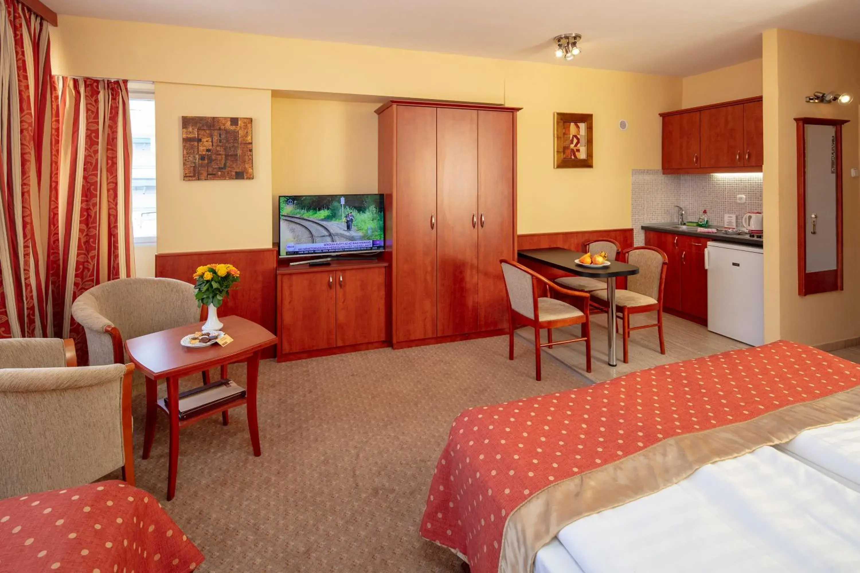 Kitchen or kitchenette, Seating Area in Hotel Charles