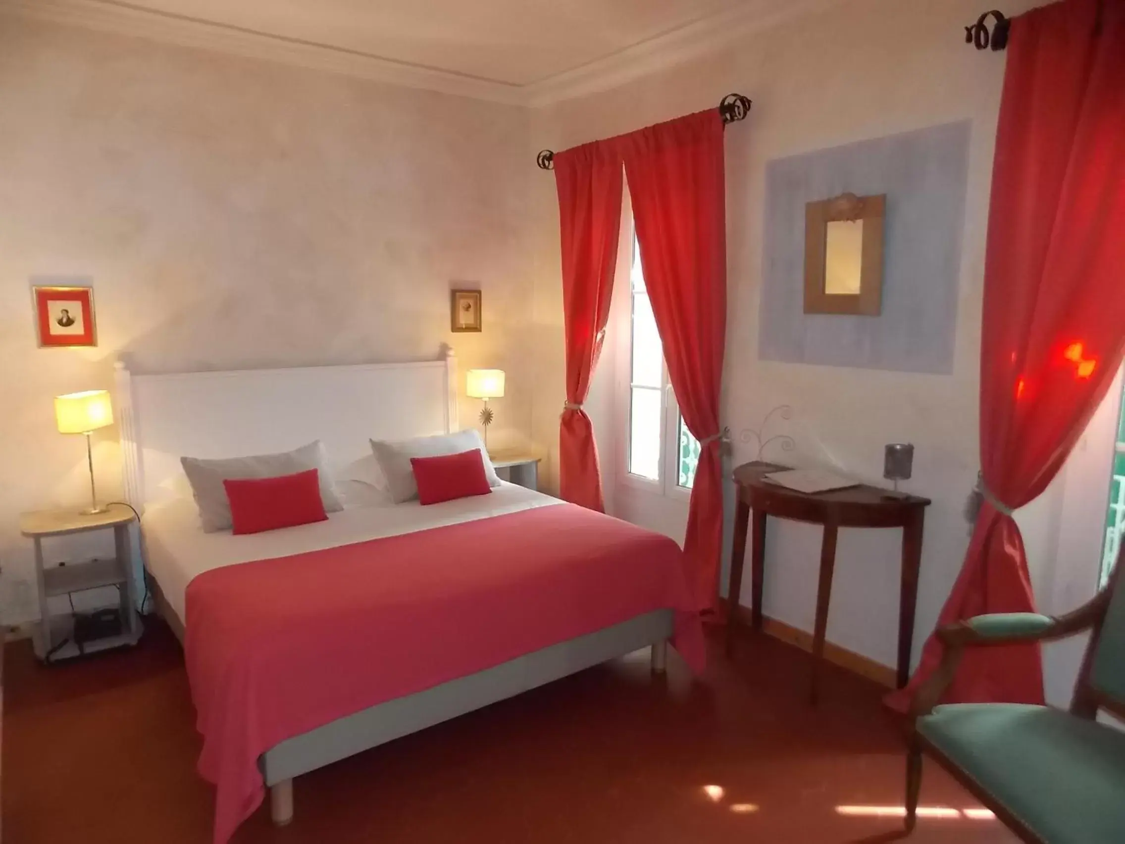 Bed, Room Photo in Hôtel & SPA Ventoux Provence "Domaine des Tilleuls"