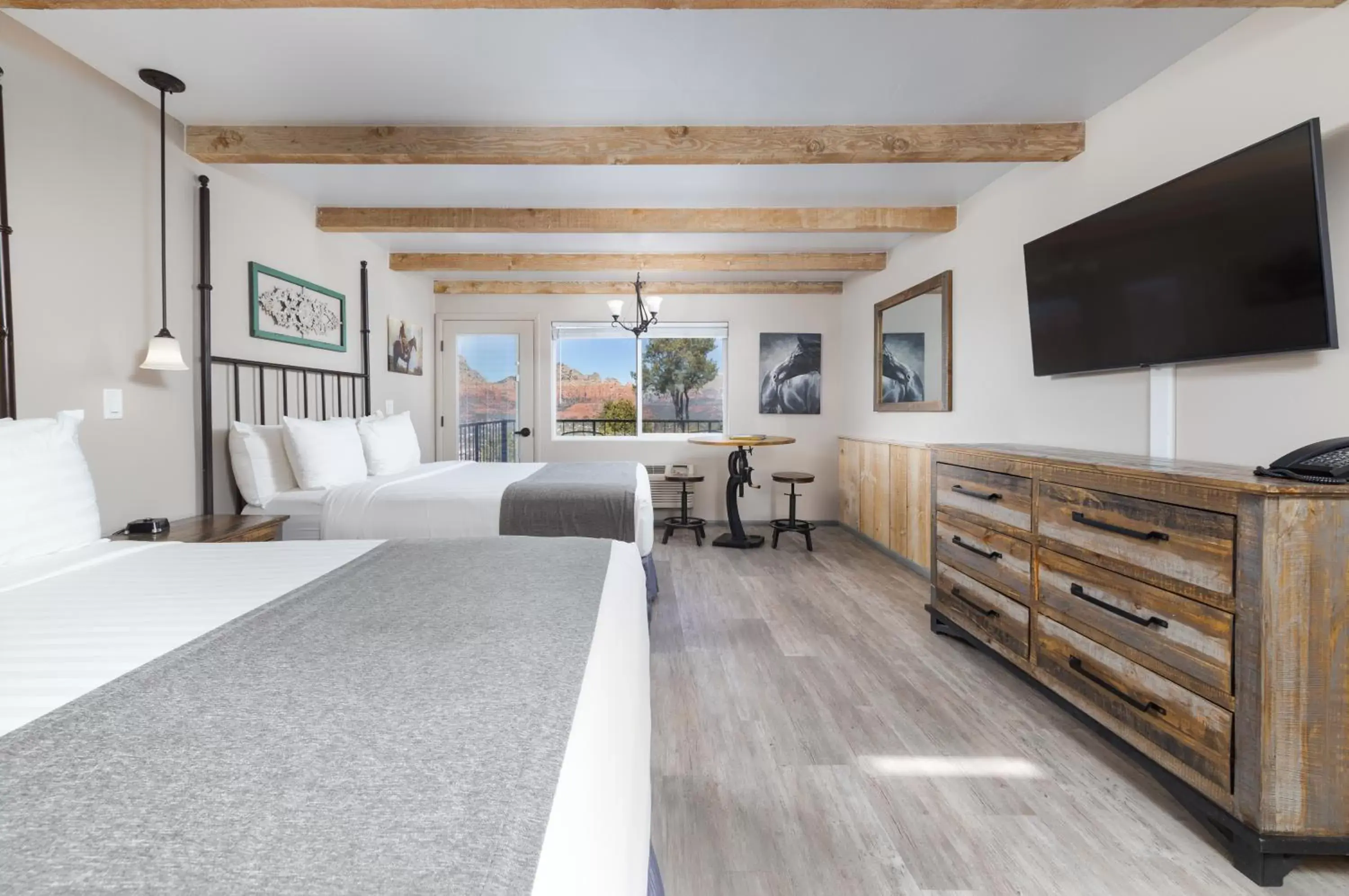 Bedroom, TV/Entertainment Center in Sky Ranch Lodge