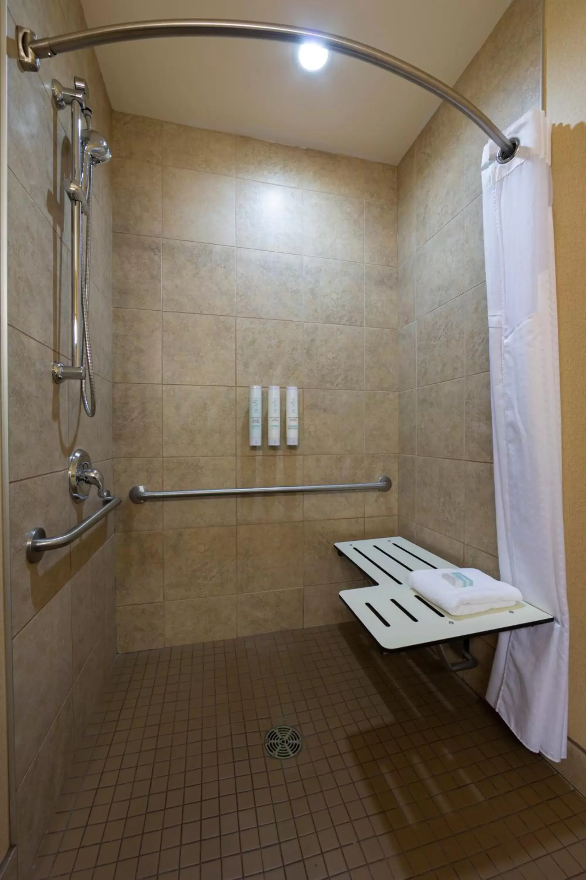 Shower, Bathroom in Bayview Hotel