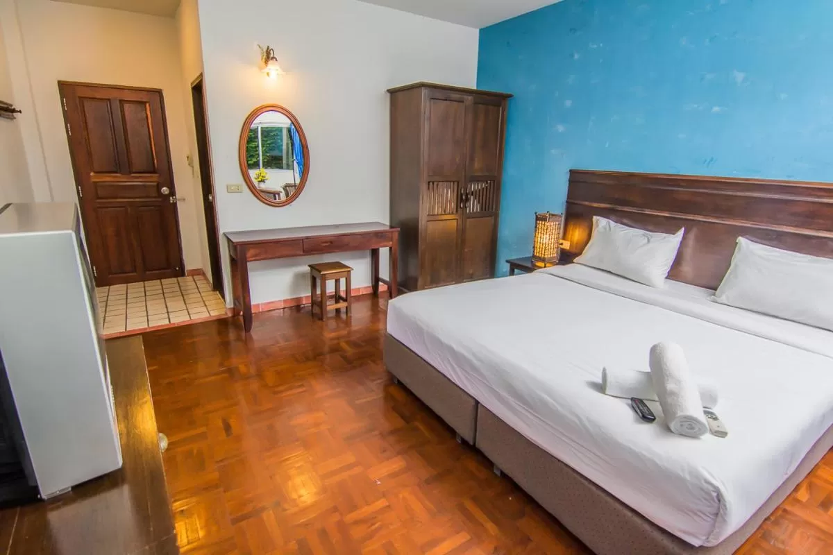 Photo of the whole room, Bed in Sutus Court 2