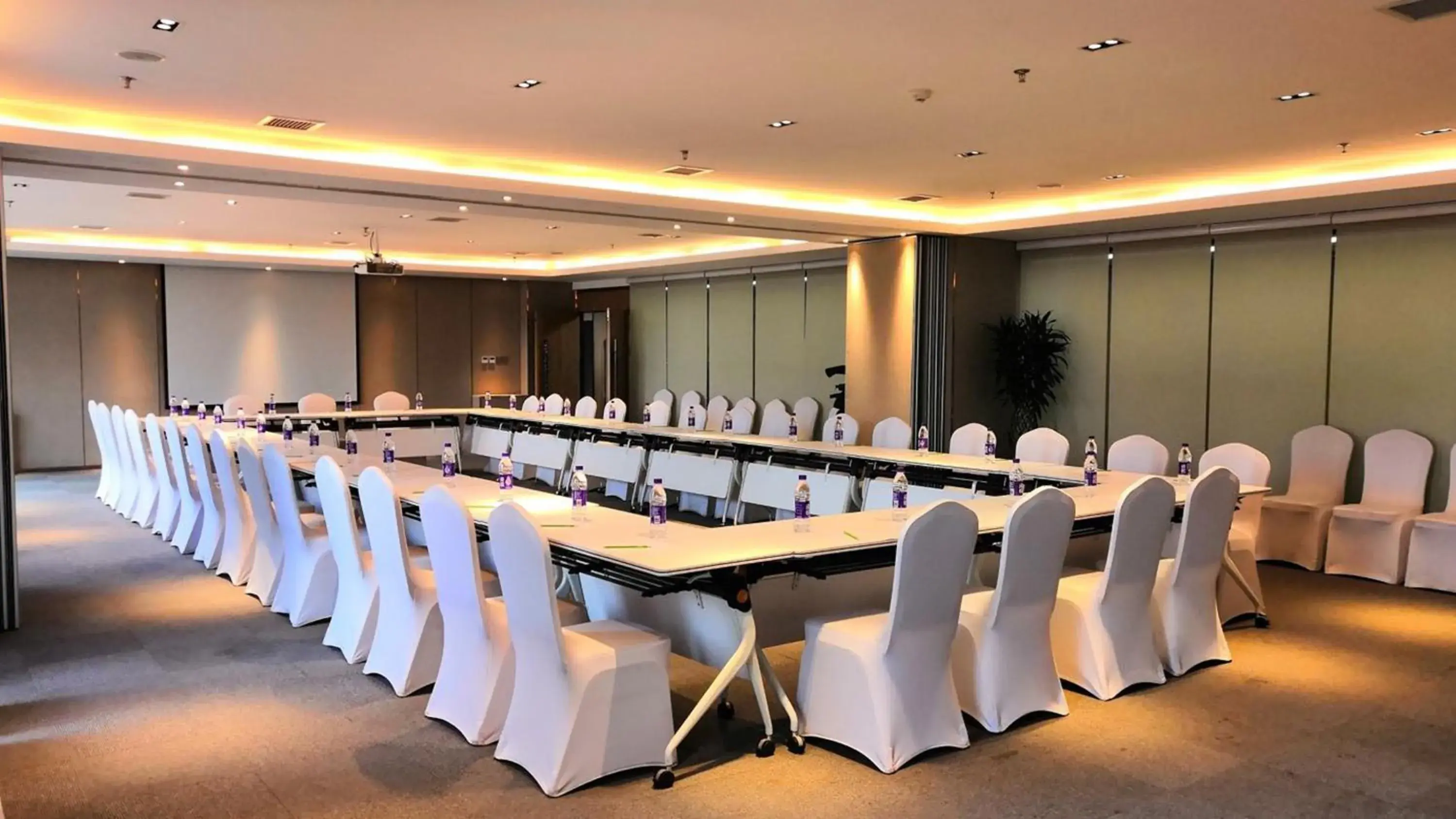 Meeting/conference room in Holiday Inn Suites Xi'an High-Tech Zone, an IHG Hotel