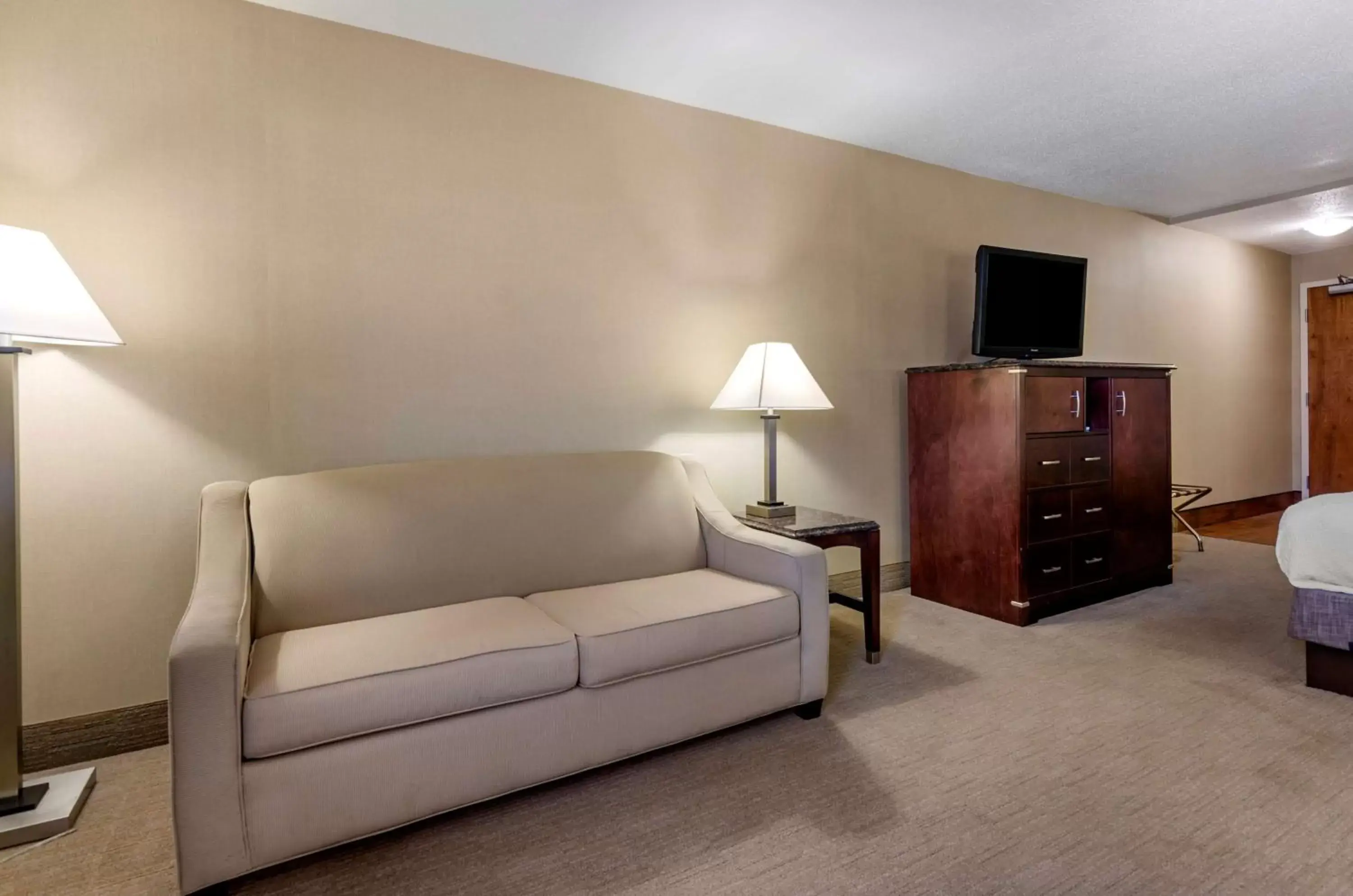 Bedroom, Seating Area in Best Western Plus Inn at Hunt Ridge