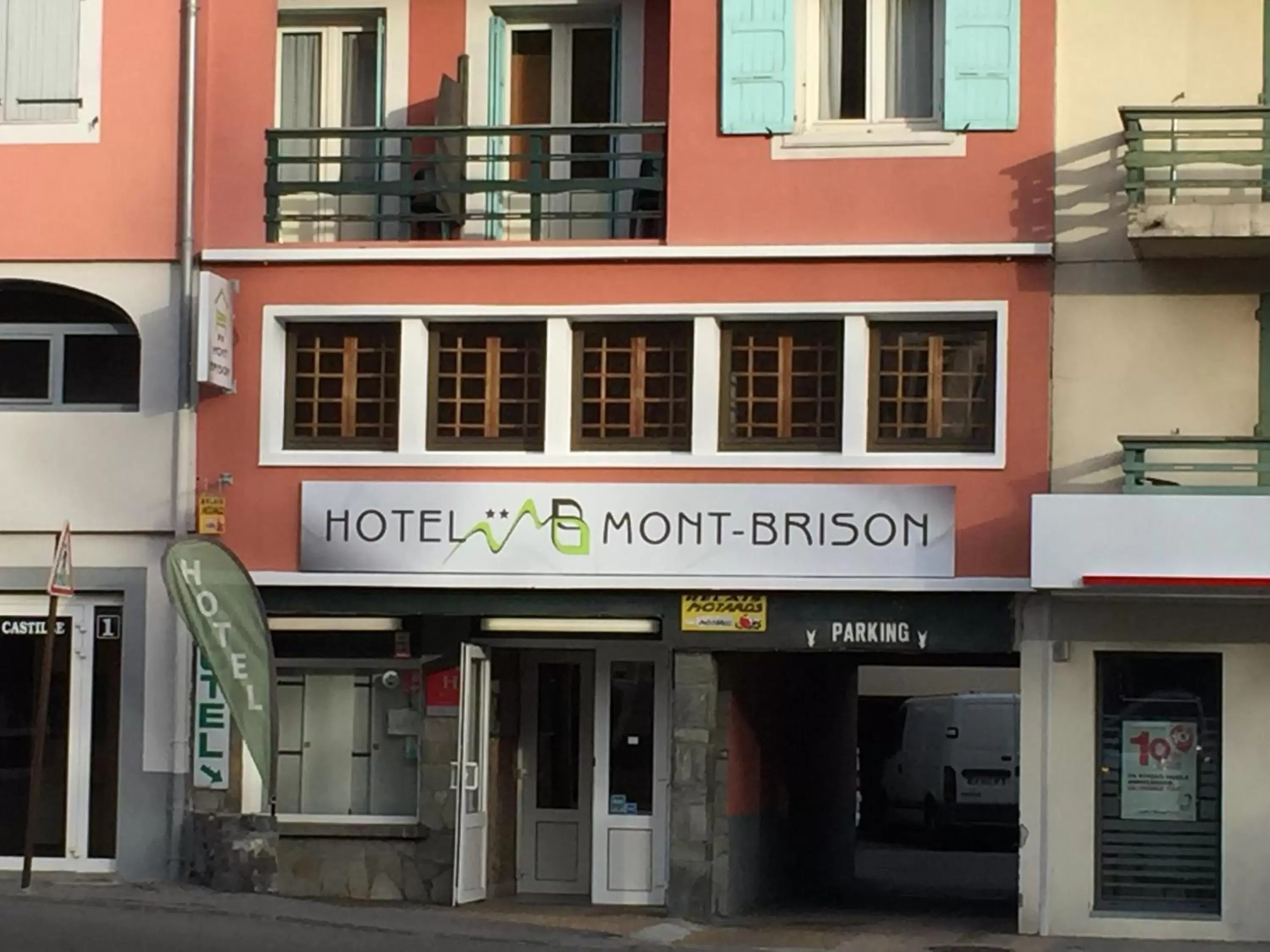 Facade/Entrance in Hôtel Mont-Brison