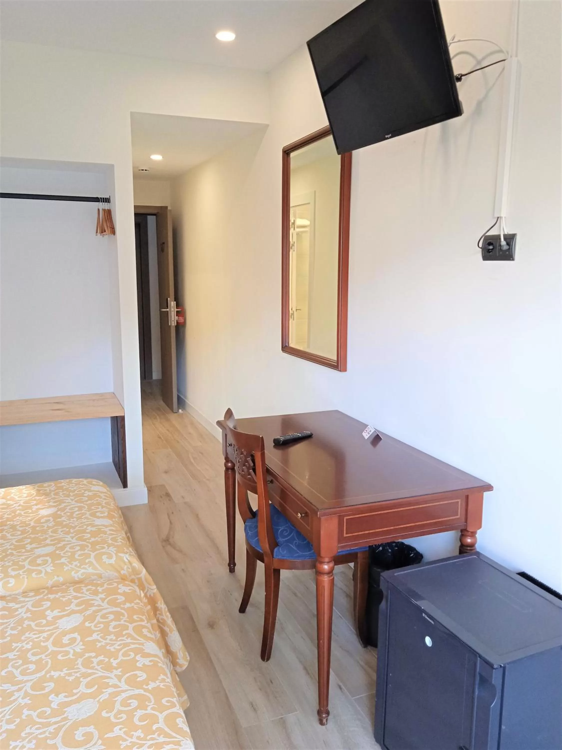 Photo of the whole room, Bed in Hotel 153