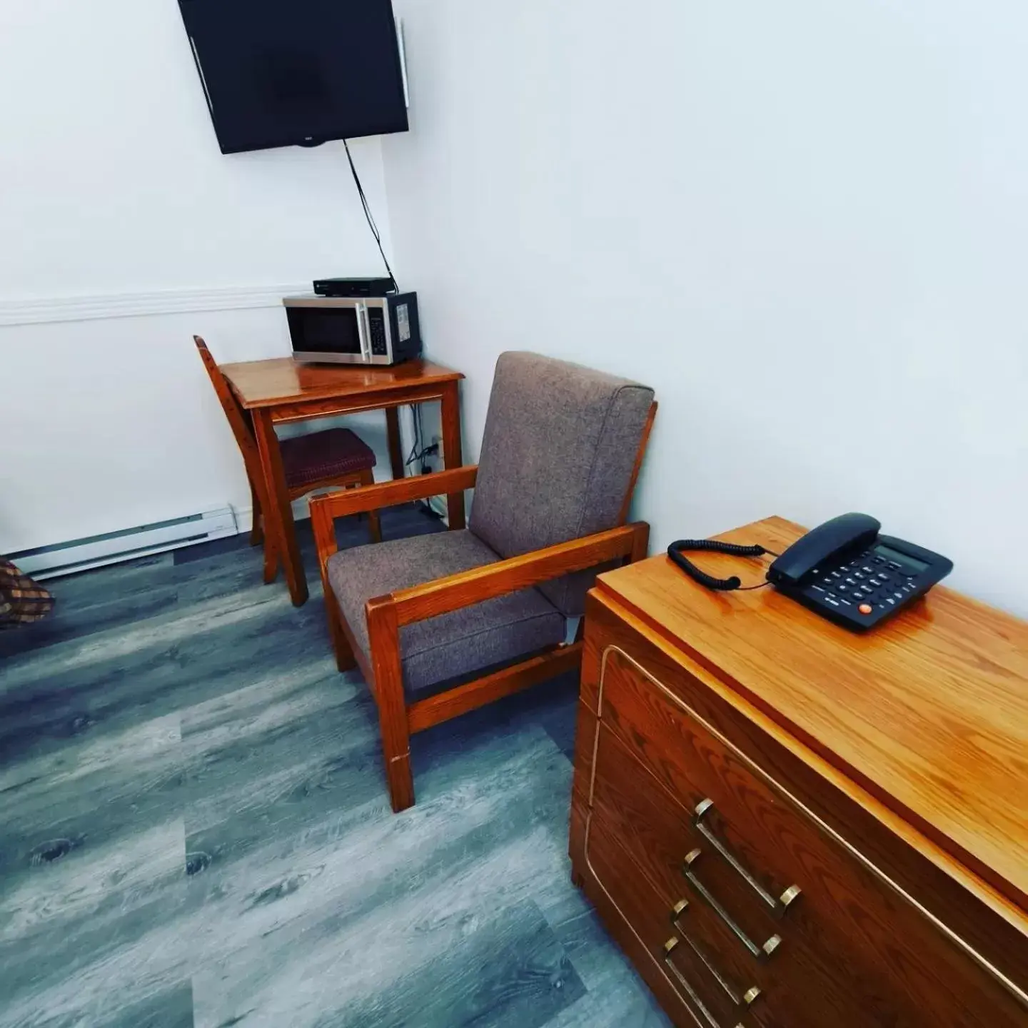 Bedroom, TV/Entertainment Center in Motel Bonsoir