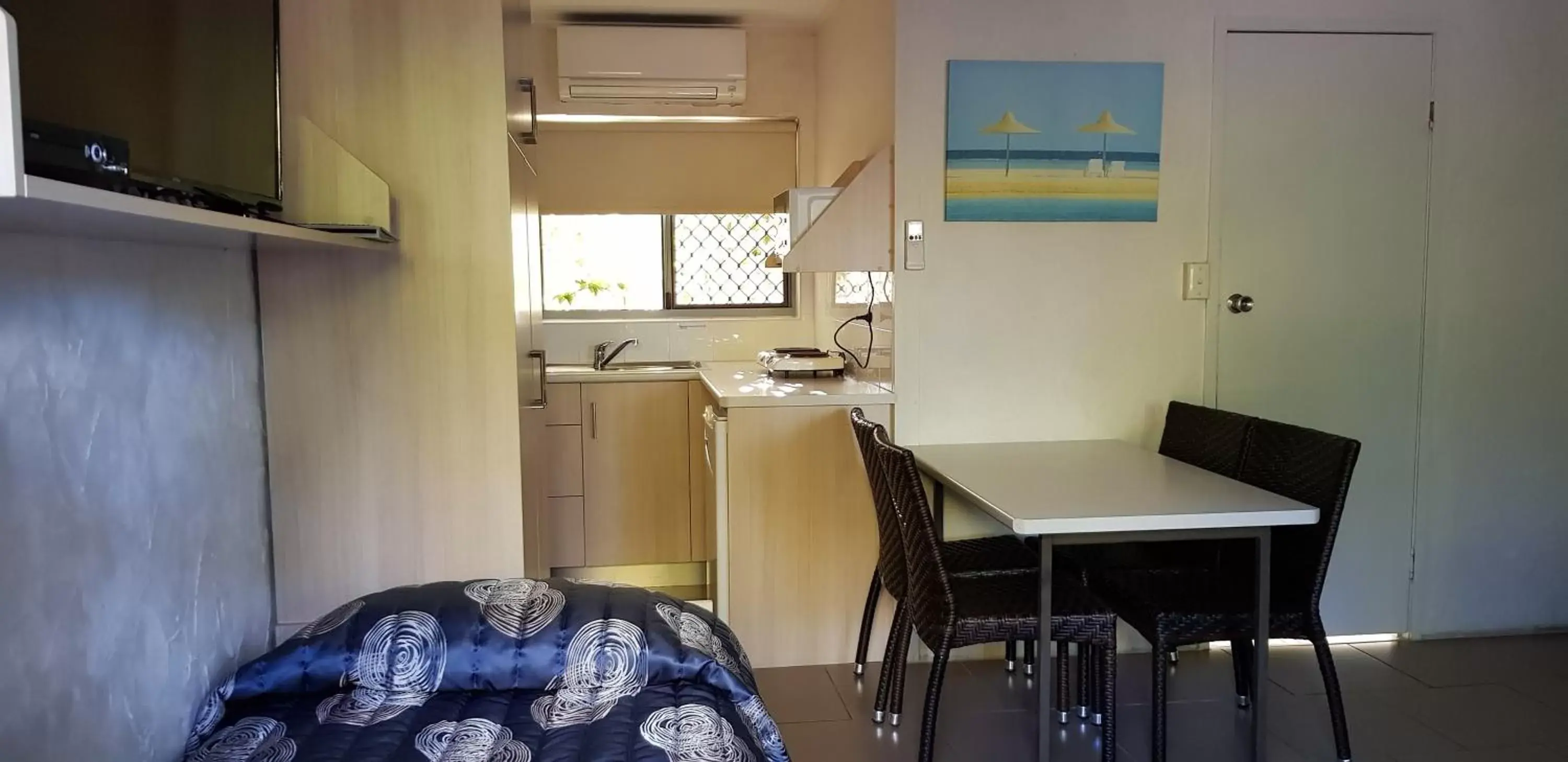 Kitchen or kitchenette, Kitchen/Kitchenette in Mango Tree Motel