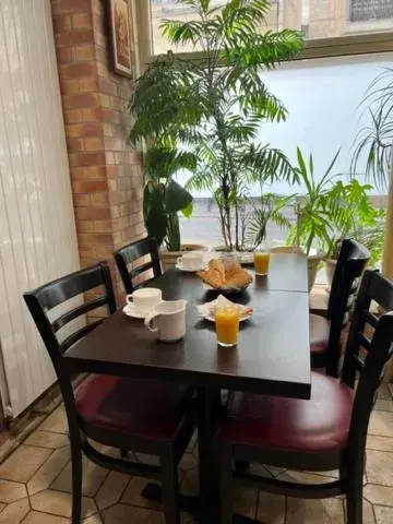 Dining Area in Hotel Jarry Confort