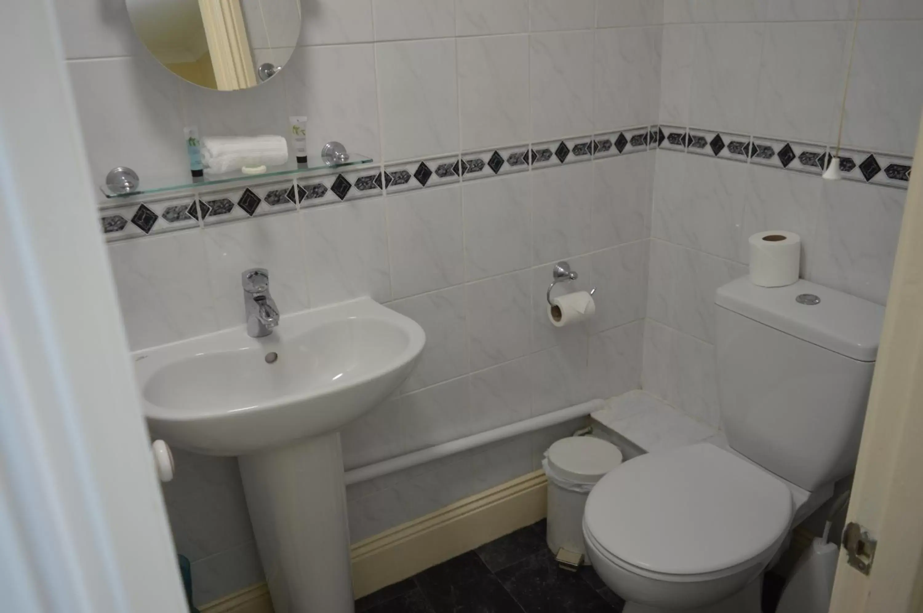 Toilet, Bathroom in The Ilchester Arms Hotel, Ilchester Somerset