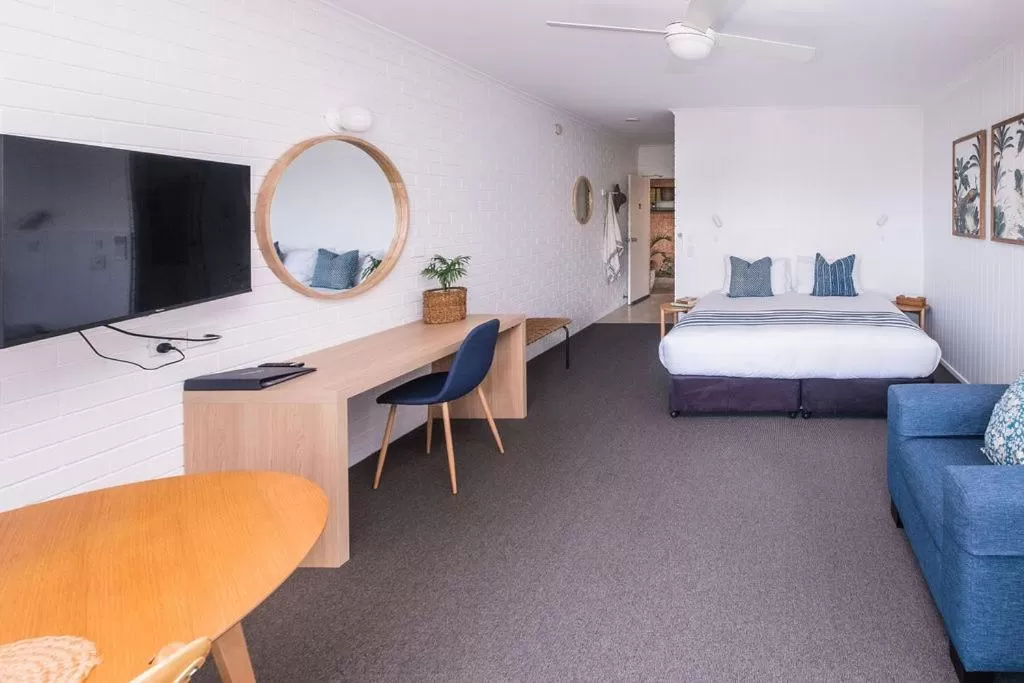 Living room, Bed in Mollymook Seascape Motel and Apartments