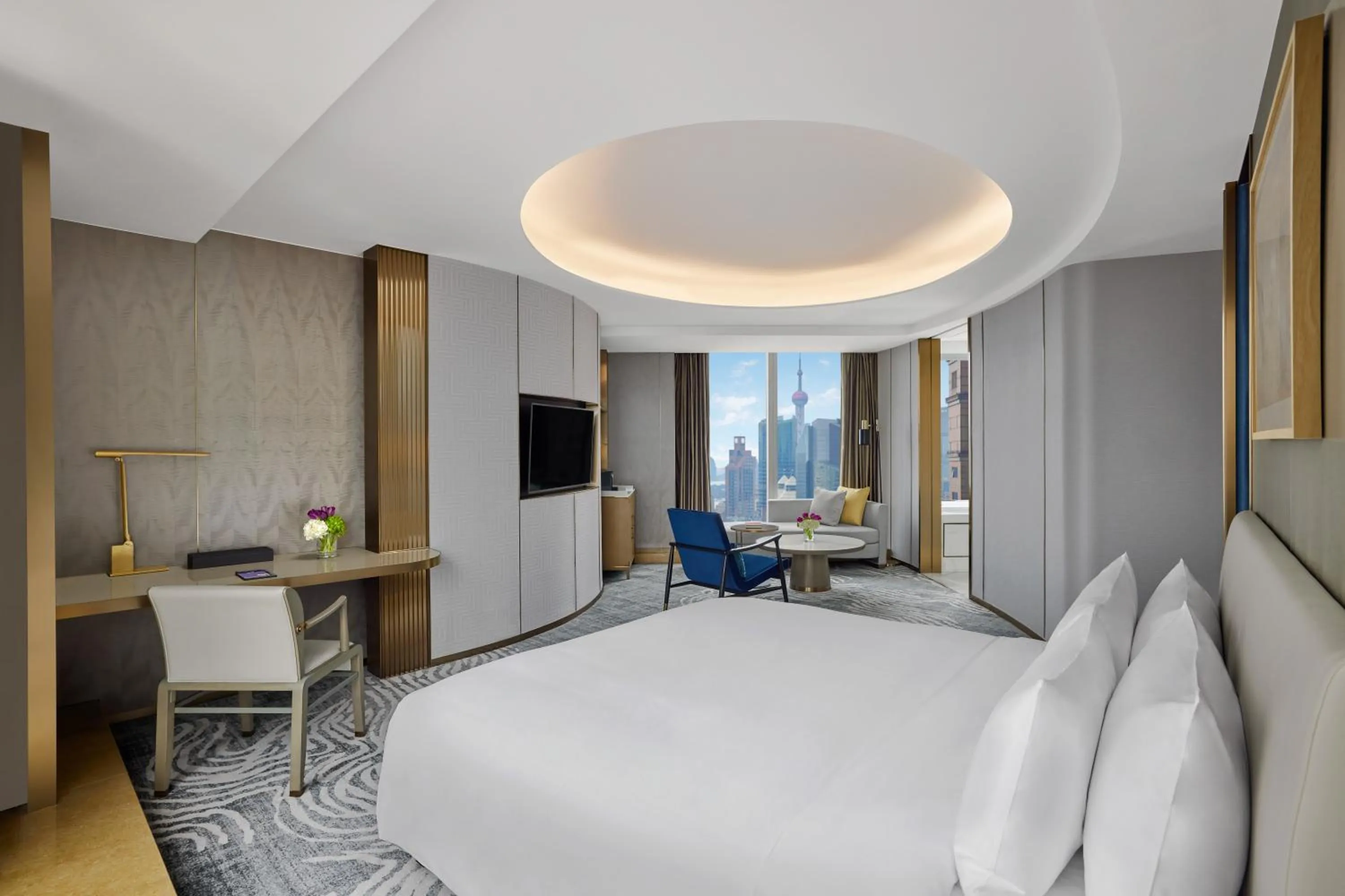 Photo of the whole room, Bed in Conrad Shanghai
