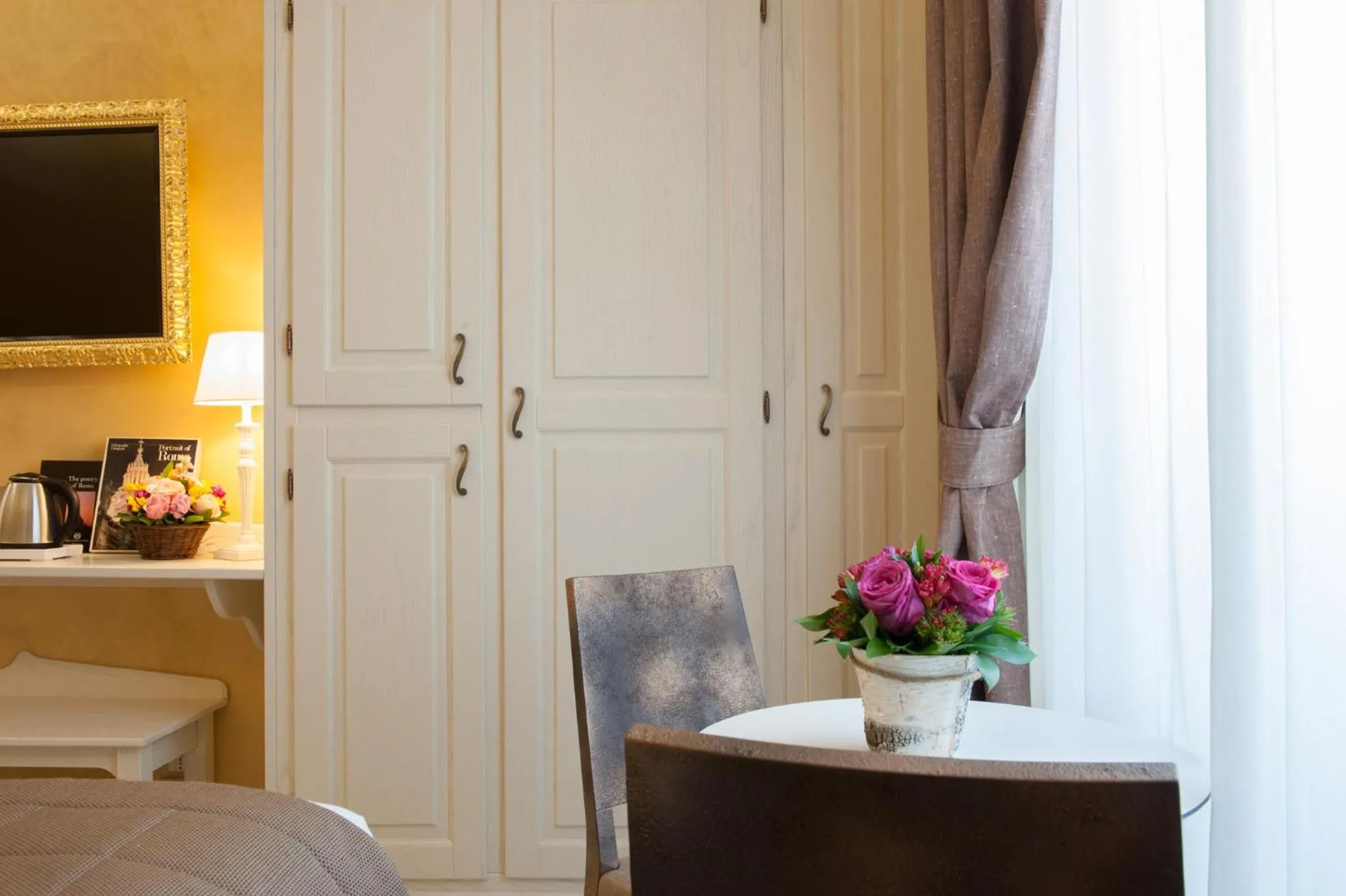 Decorative detail, Bed in Maison Tritone