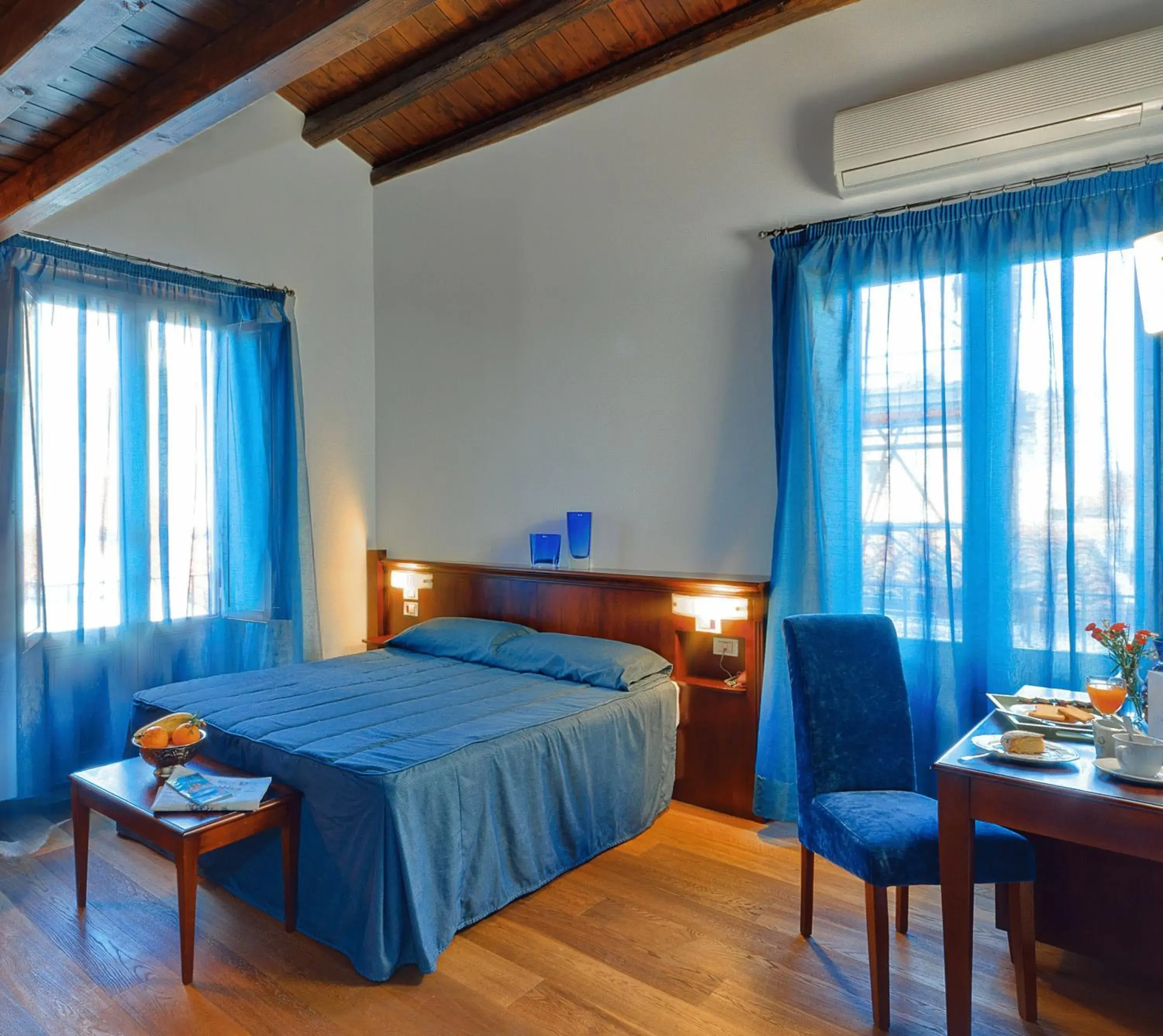 Photo of the whole room, Bed in Hotel La Plumeria