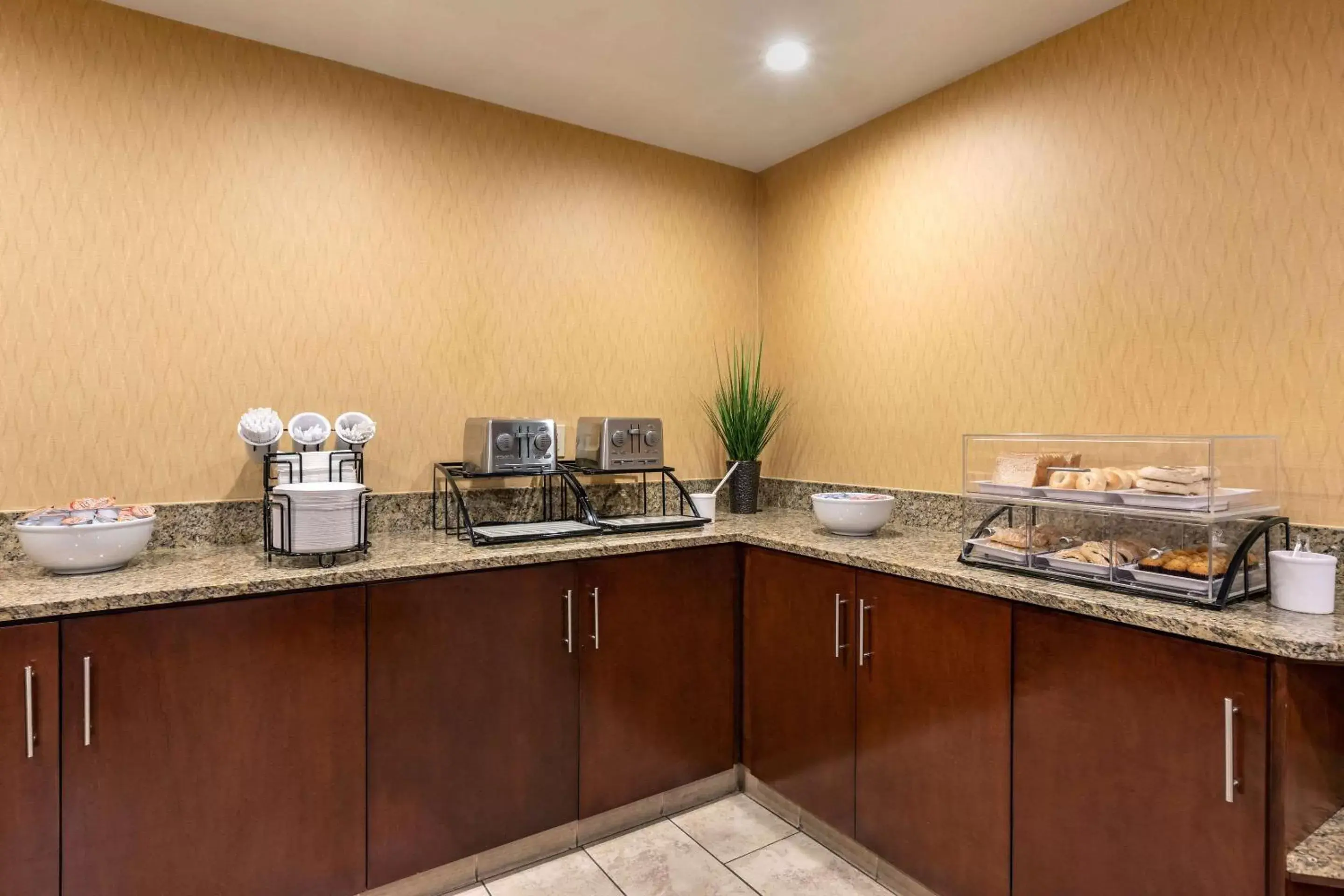 Restaurant/places to eat in Comfort Inn Anaheim Resort