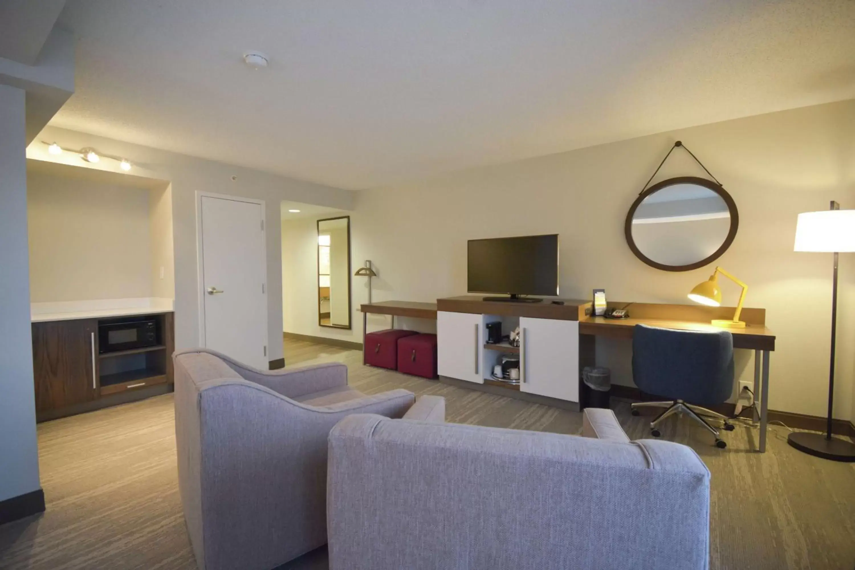 Bedroom, Seating Area in Hampton Inn Salem East - Electric Road