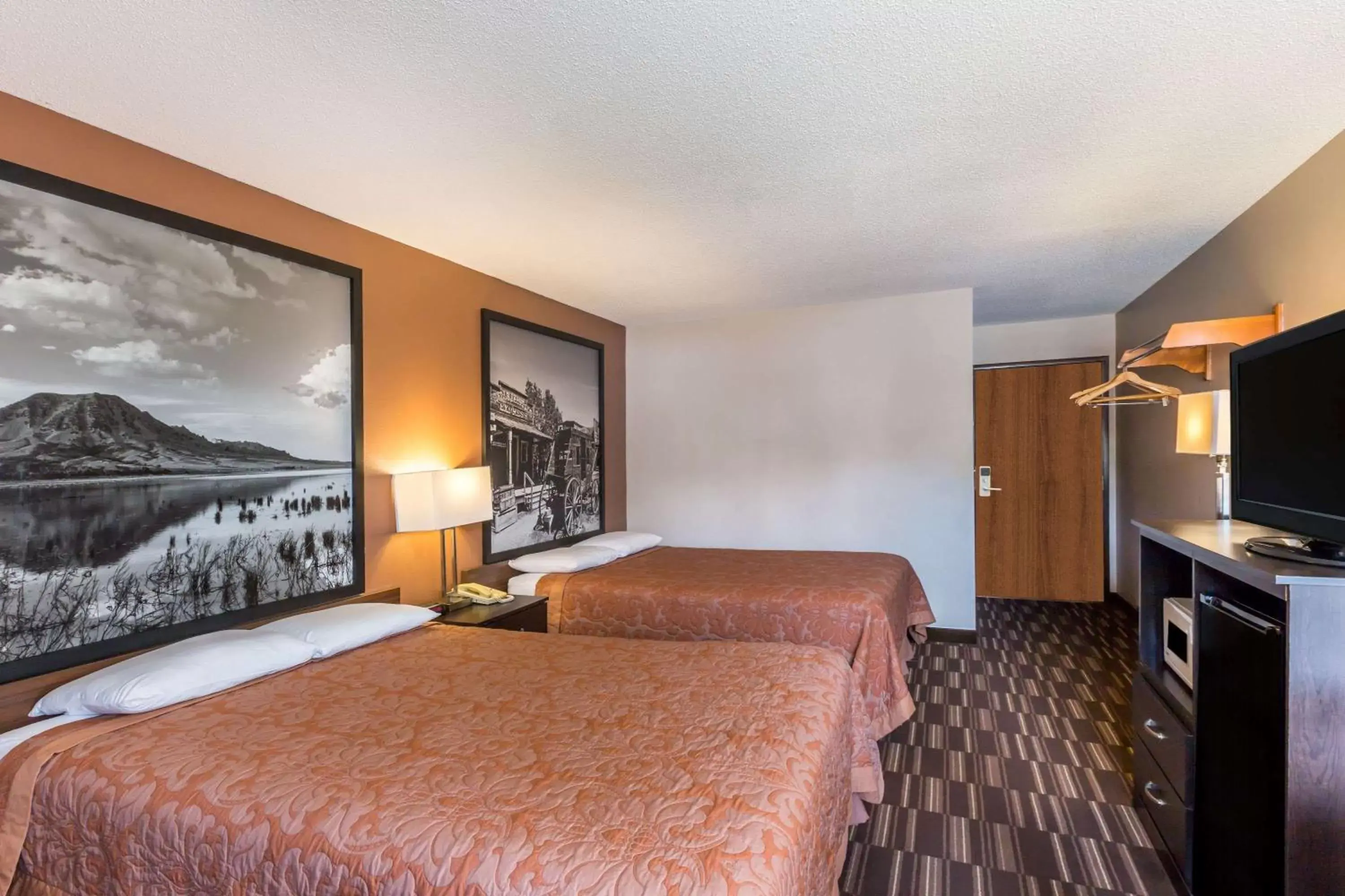 Photo of the whole room, Bed in Super 8 by Wyndham Madison