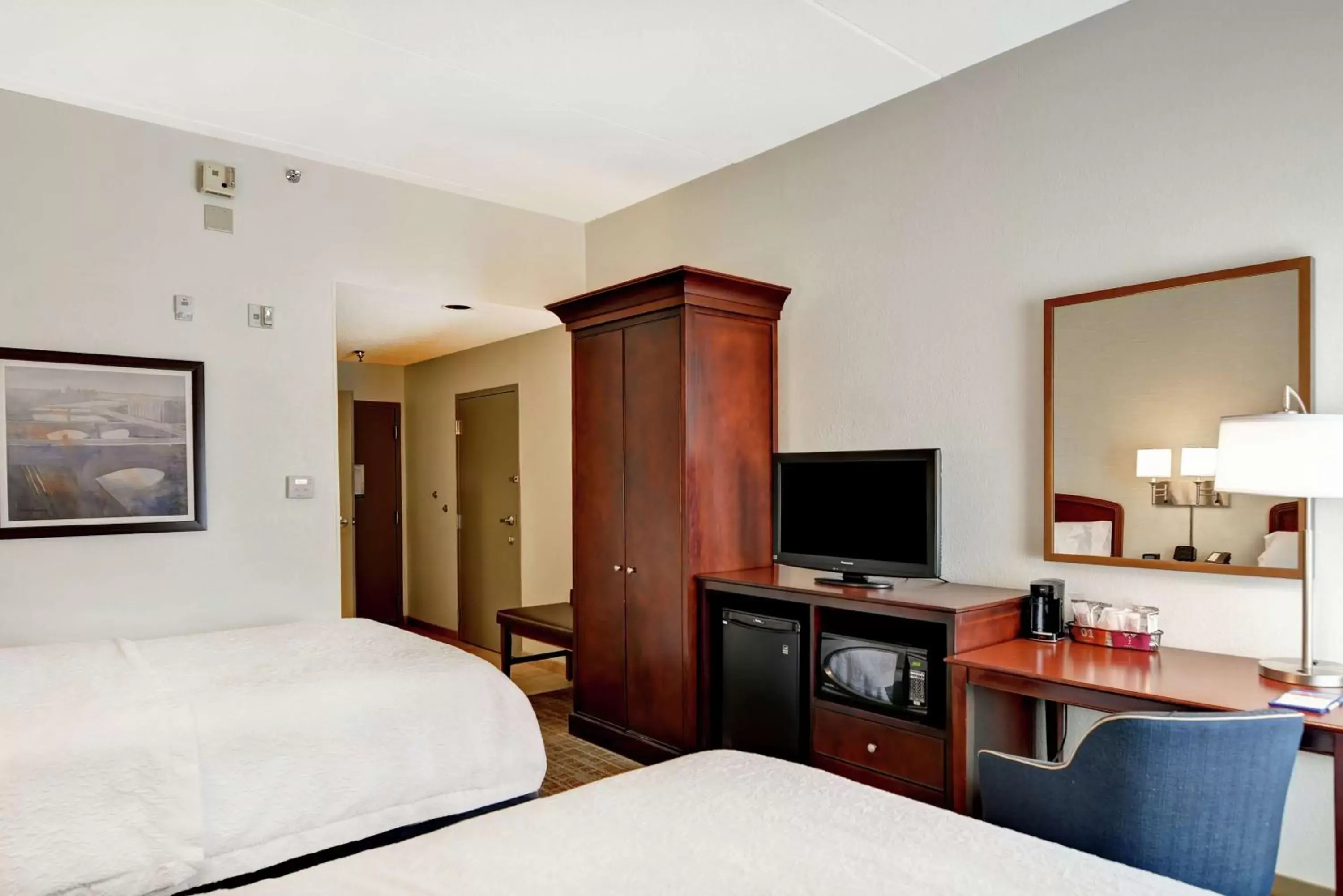 Bedroom, TV/Entertainment Center in Hampton Inn Scranton at Montage Mountain