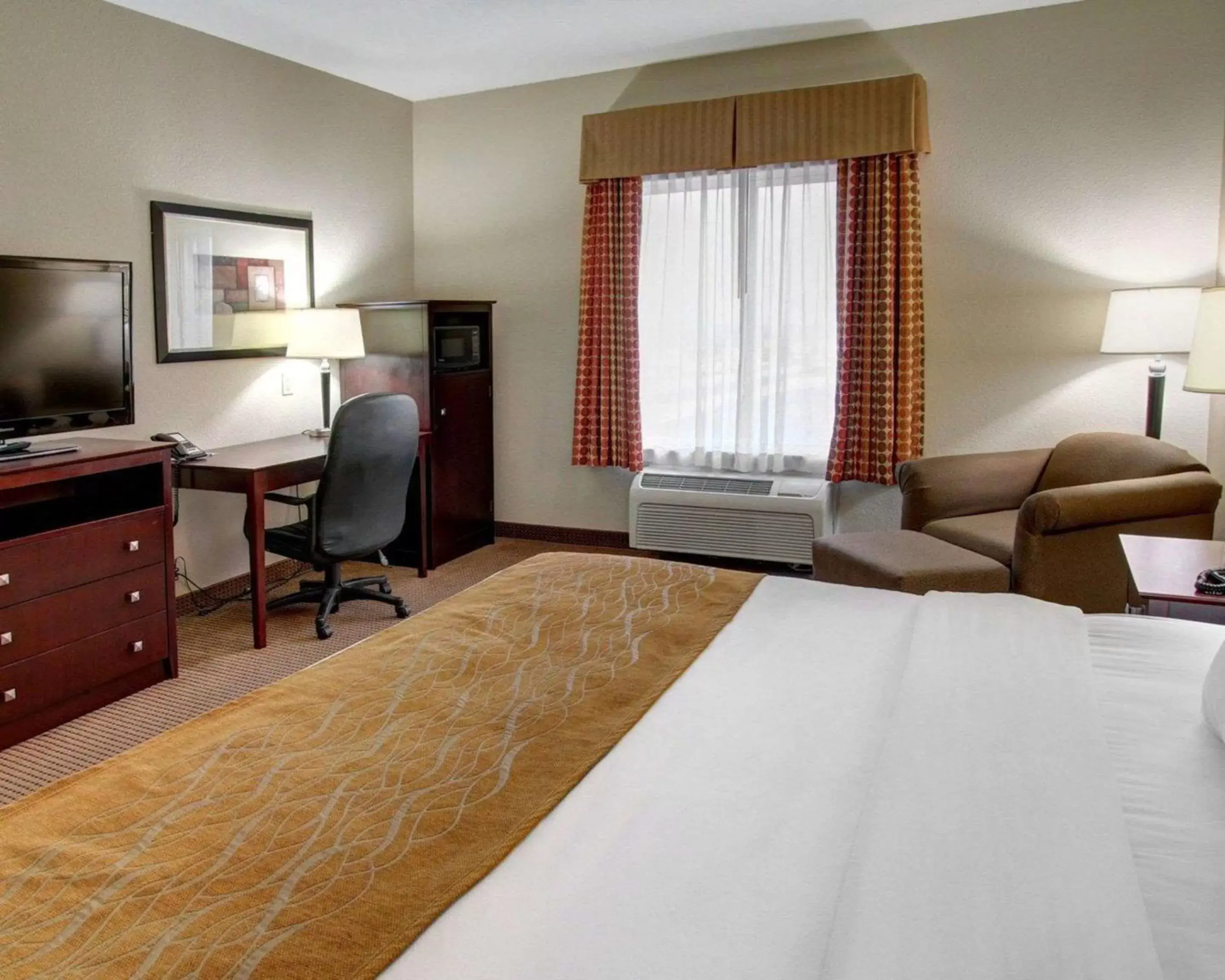 Photo of the whole room, Bed in Comfort Inn & Suites Alvarado