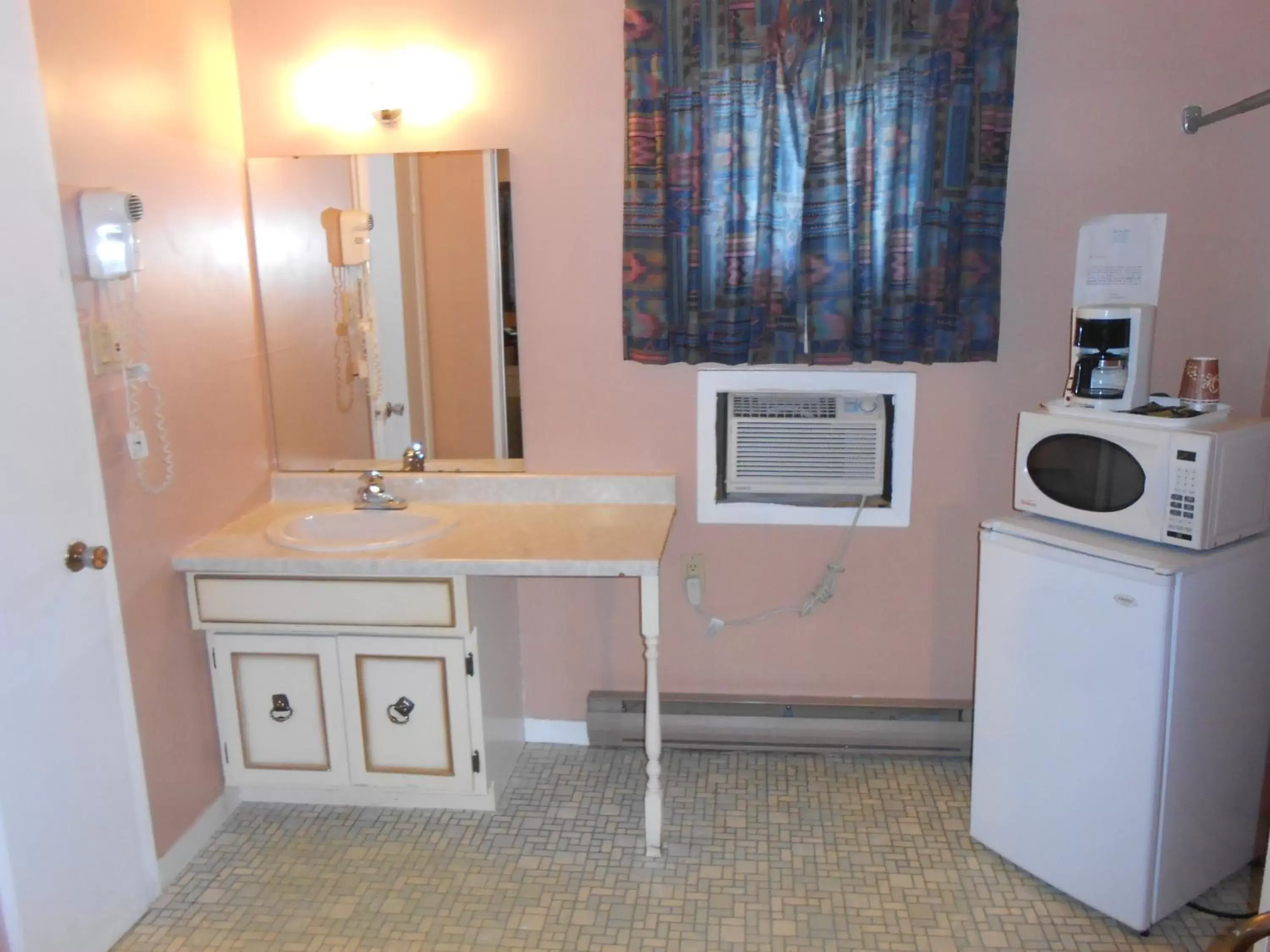 Coffee/tea facilities, Kitchen/Kitchenette in Aquarius Motel