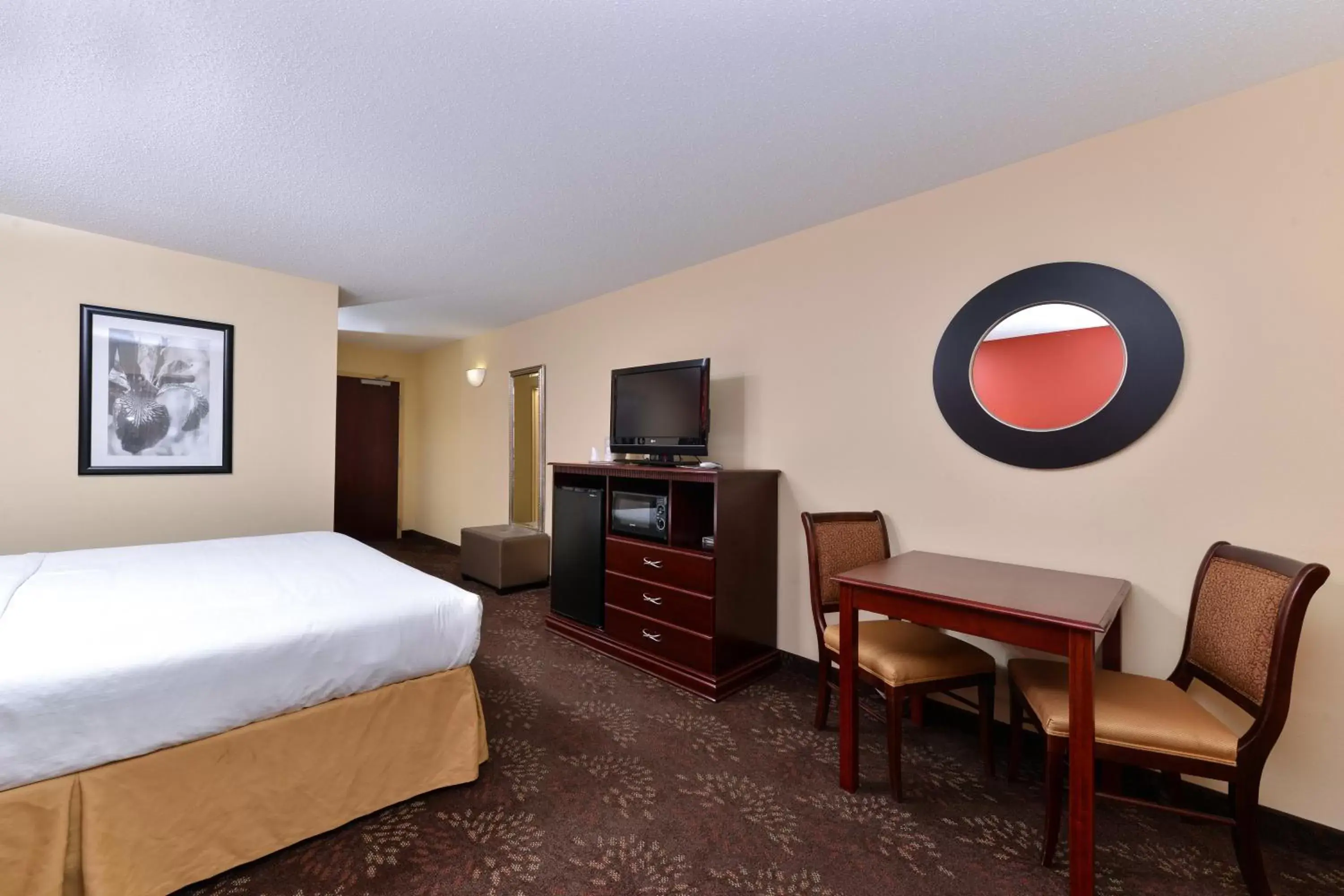 Photo of the whole room, TV/Entertainment Center in Holiday Inn Express White House, an IHG Hotel