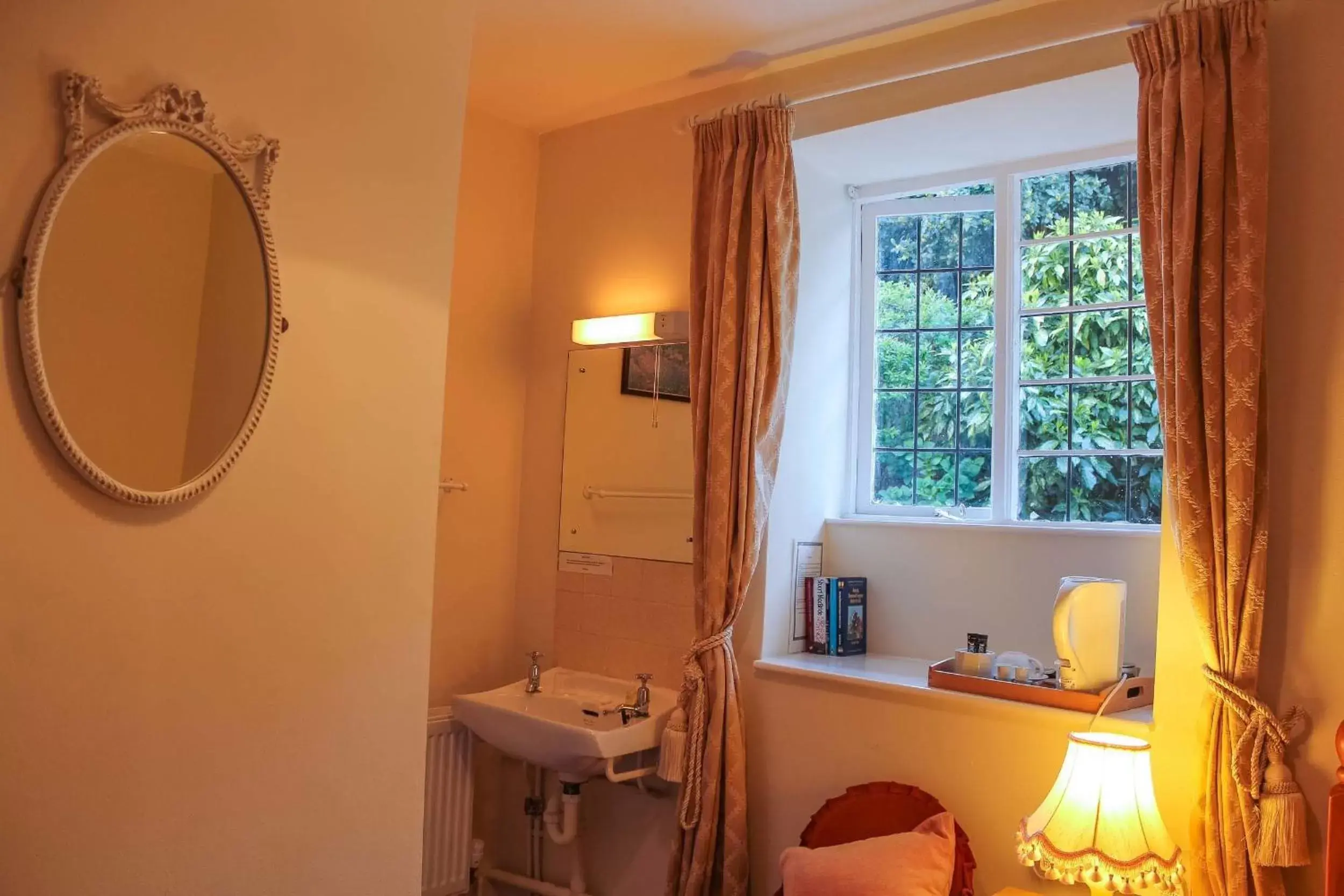 Bedroom, Bathroom in Kersbrook Guest Accommodation