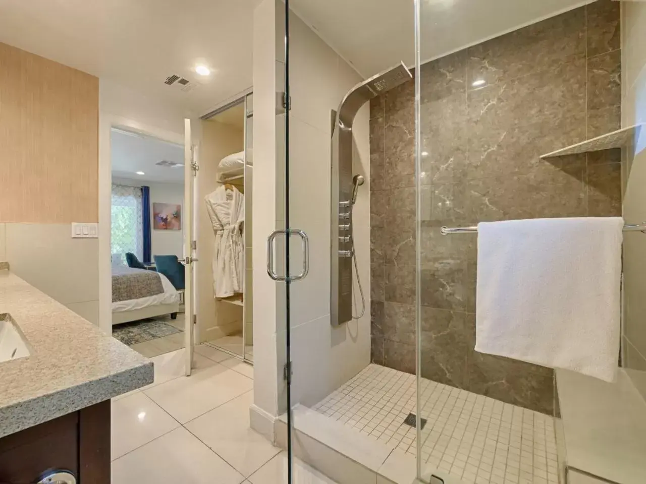 Shower, Bathroom in Little Paradise Hotel