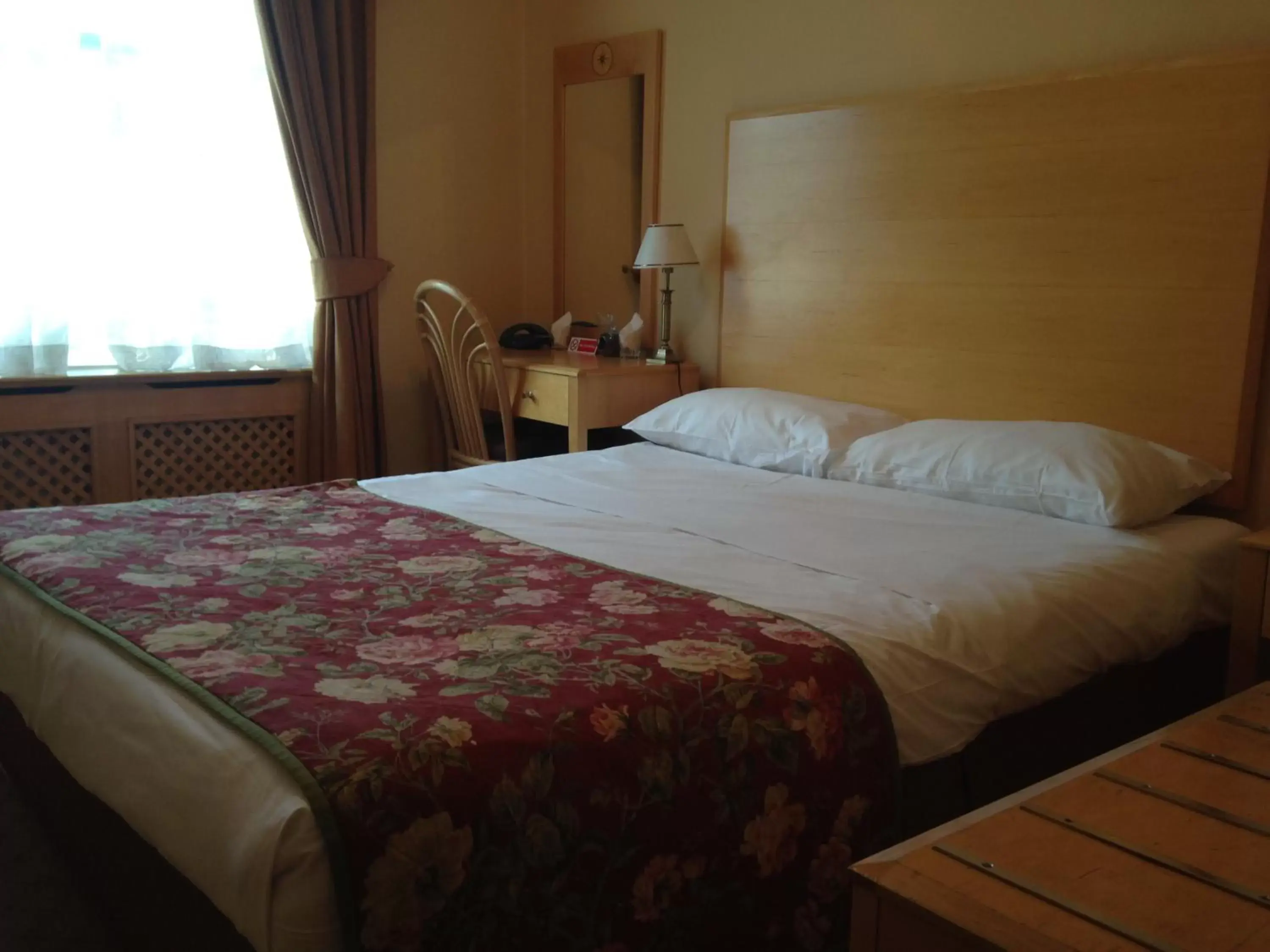Photo of the whole room, Bed in Troy Hotel