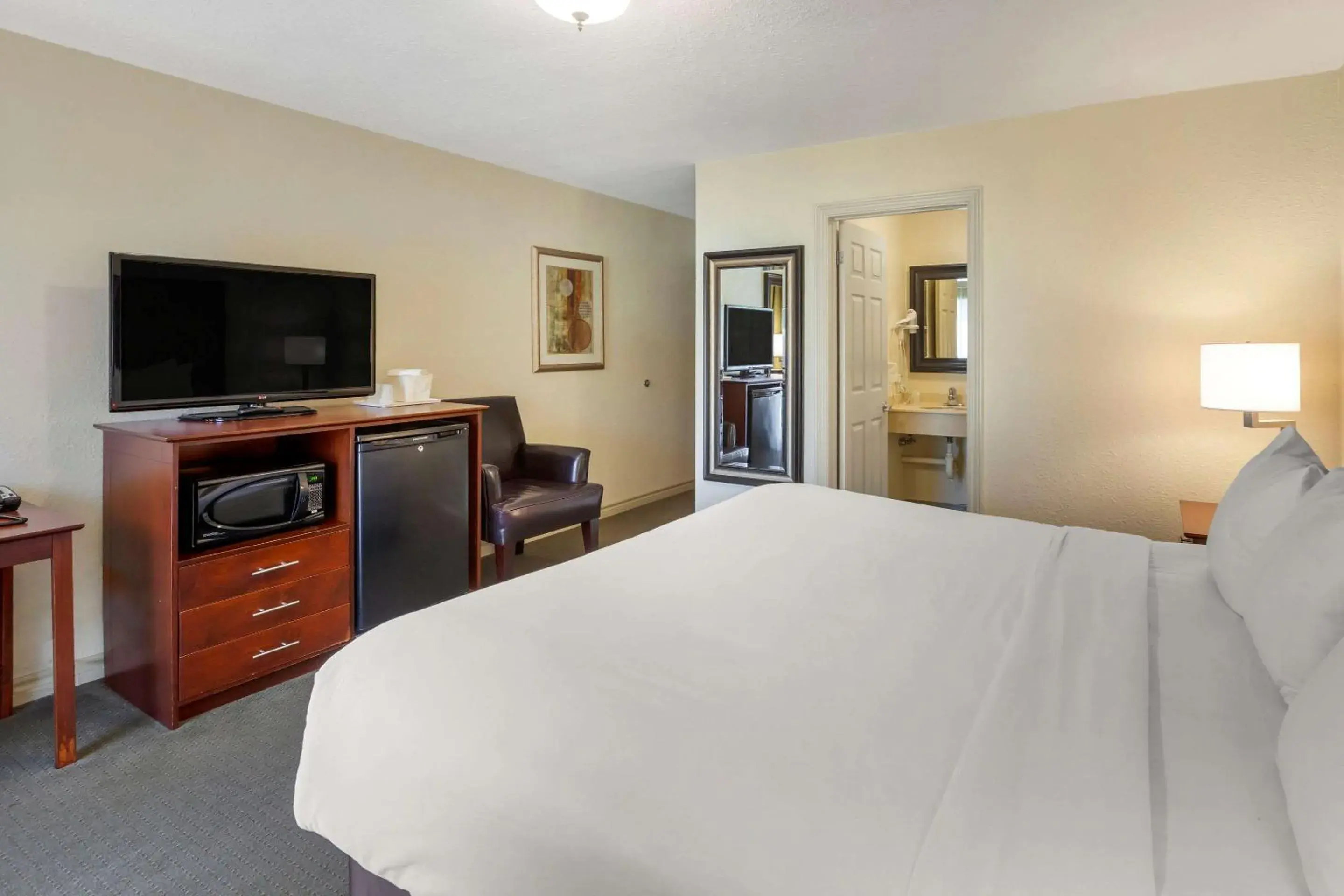 Photo of the whole room, Bed in Comfort Inn & Suites Thousand Islands Harbour District