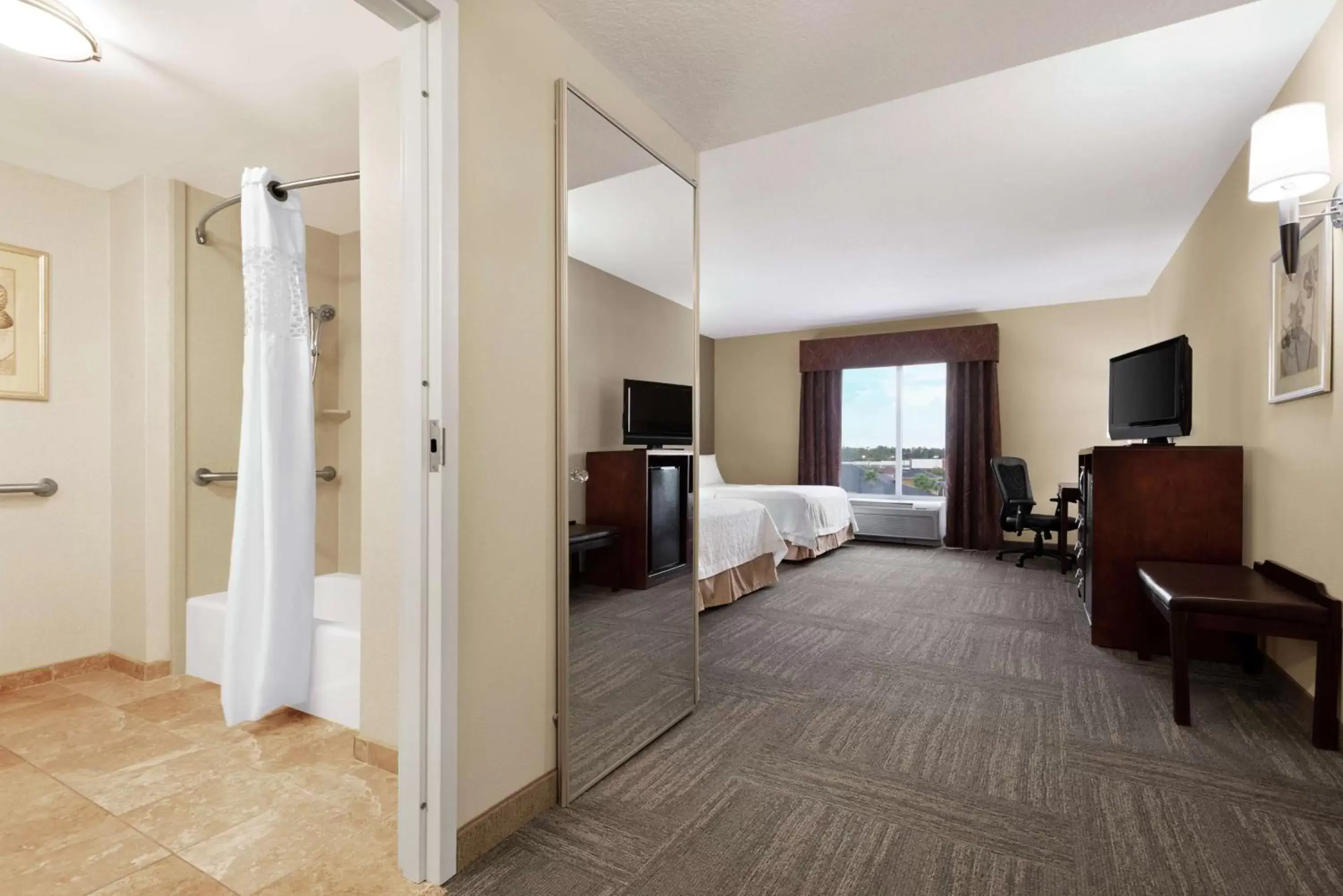 Bathroom, Seating Area in Hampton Inn & Suites Brunswick