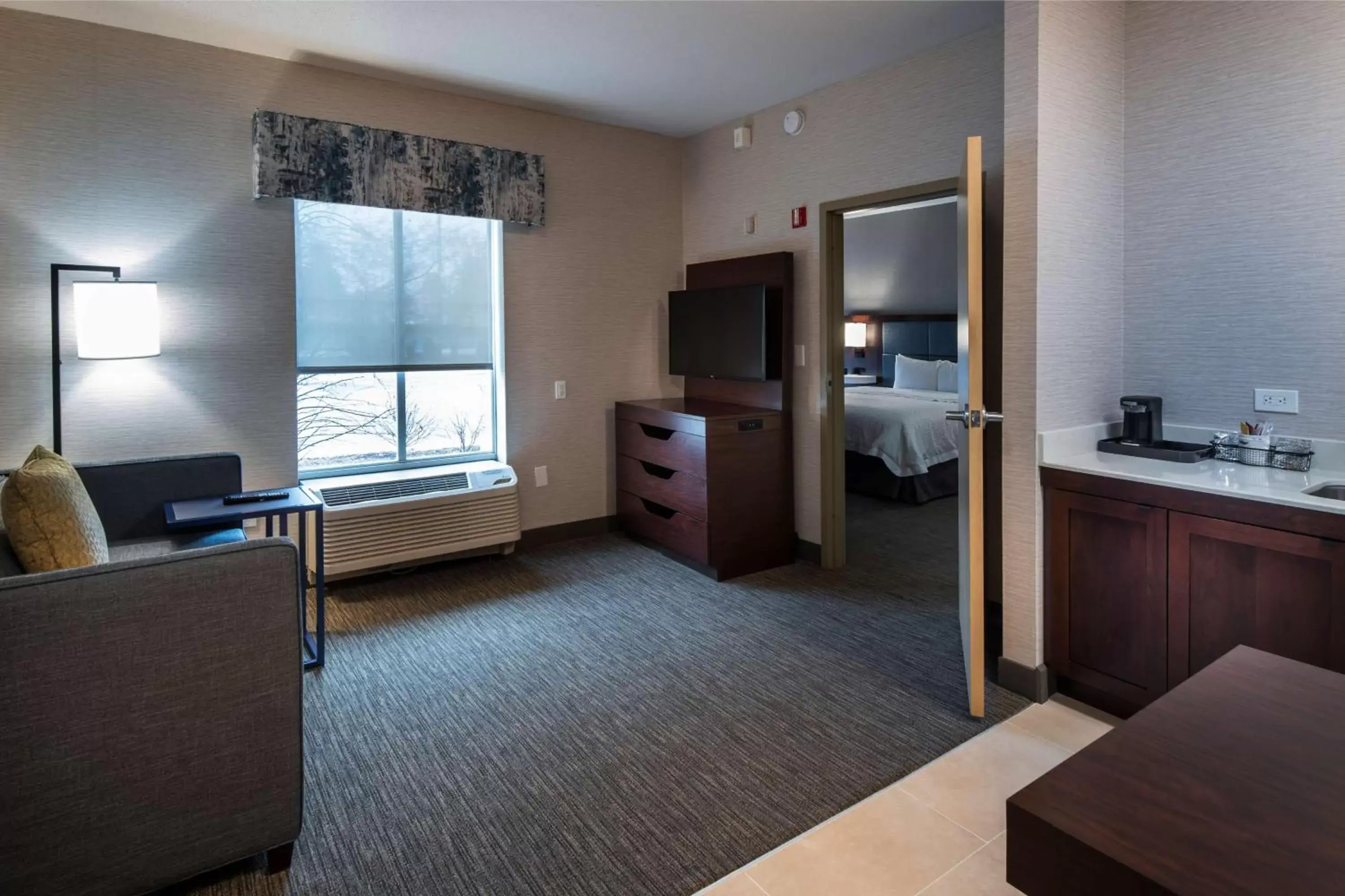 Living room, TV/Entertainment Center in Hampton Inn & Suites Lincolnshire