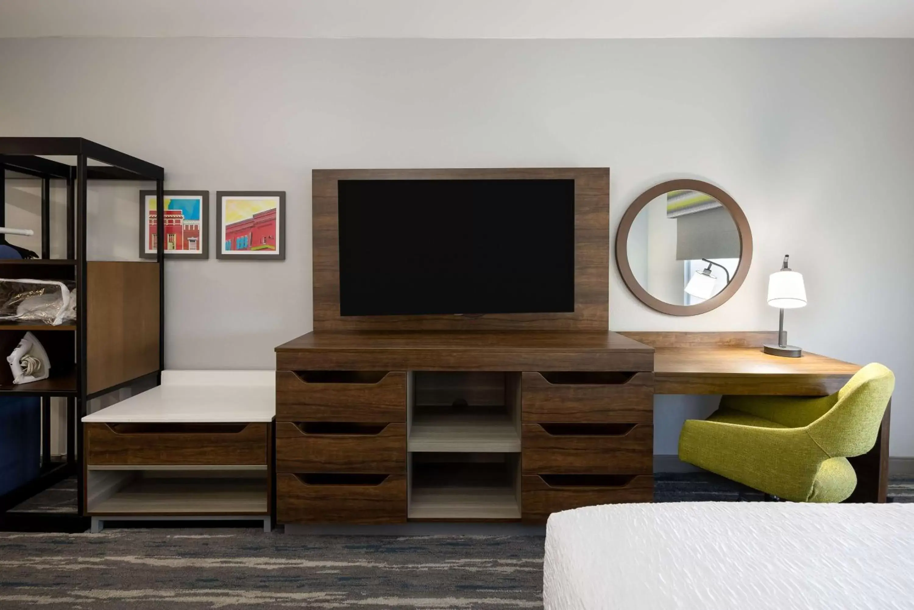 Bedroom, TV/Entertainment Center in Hampton Inn & Suites Alpharetta Roswell