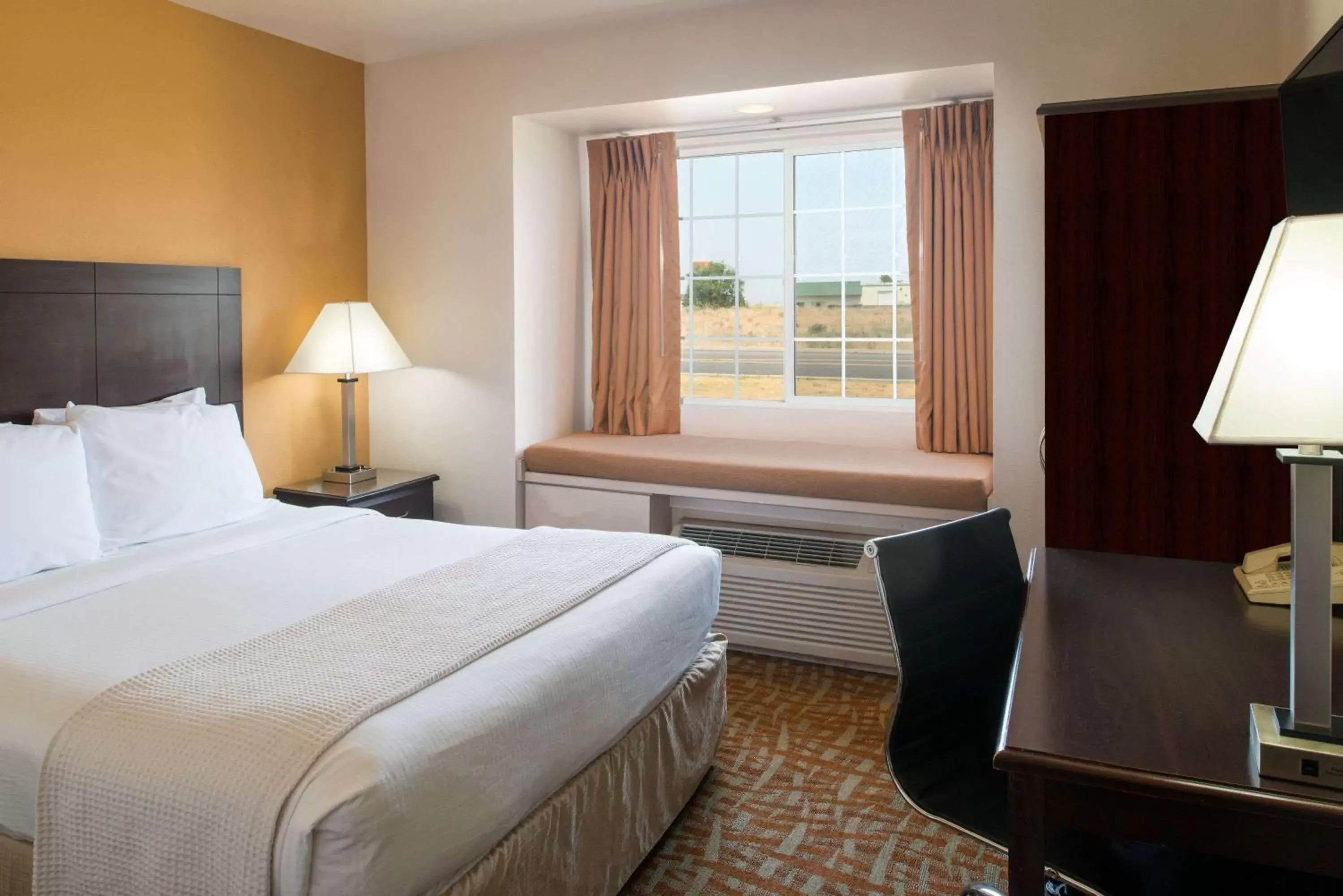 Photo of the whole room, Bed in Days Inn & Suites by Wyndham Spokane Airport Airway Heights