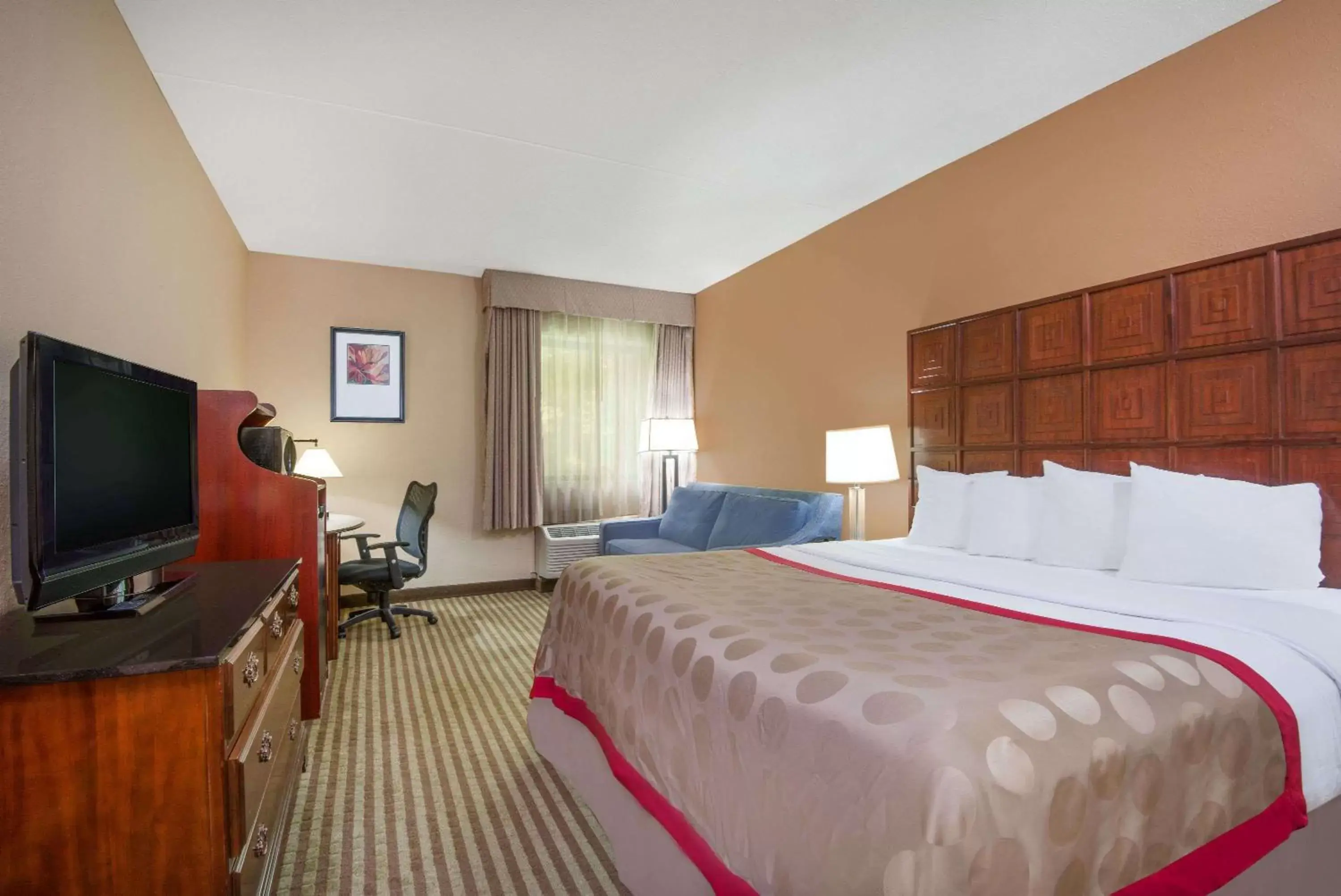 Photo of the whole room, Bed in Ramada by Wyndham Columbus North