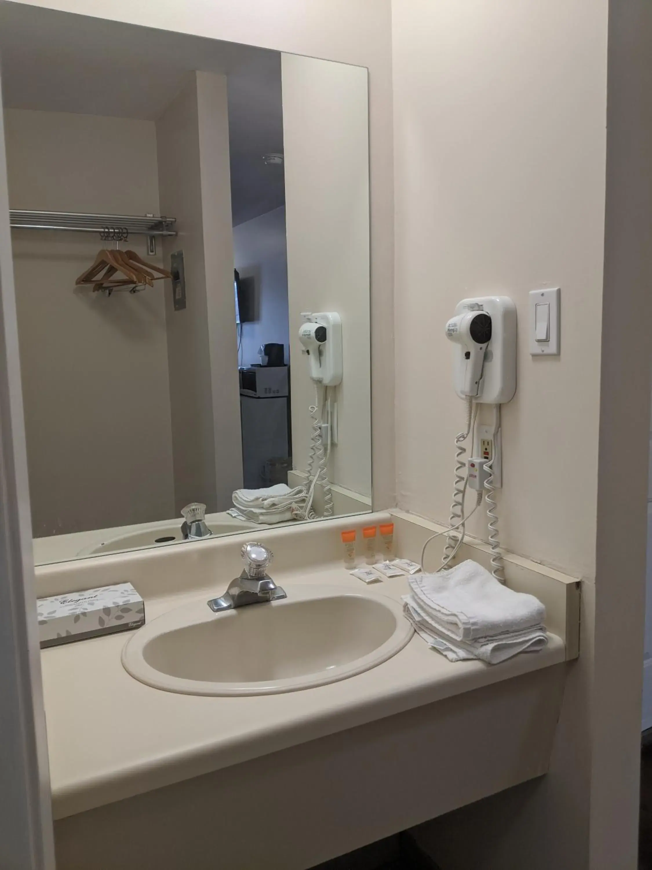 Bathroom in Falls Lodge & Suites