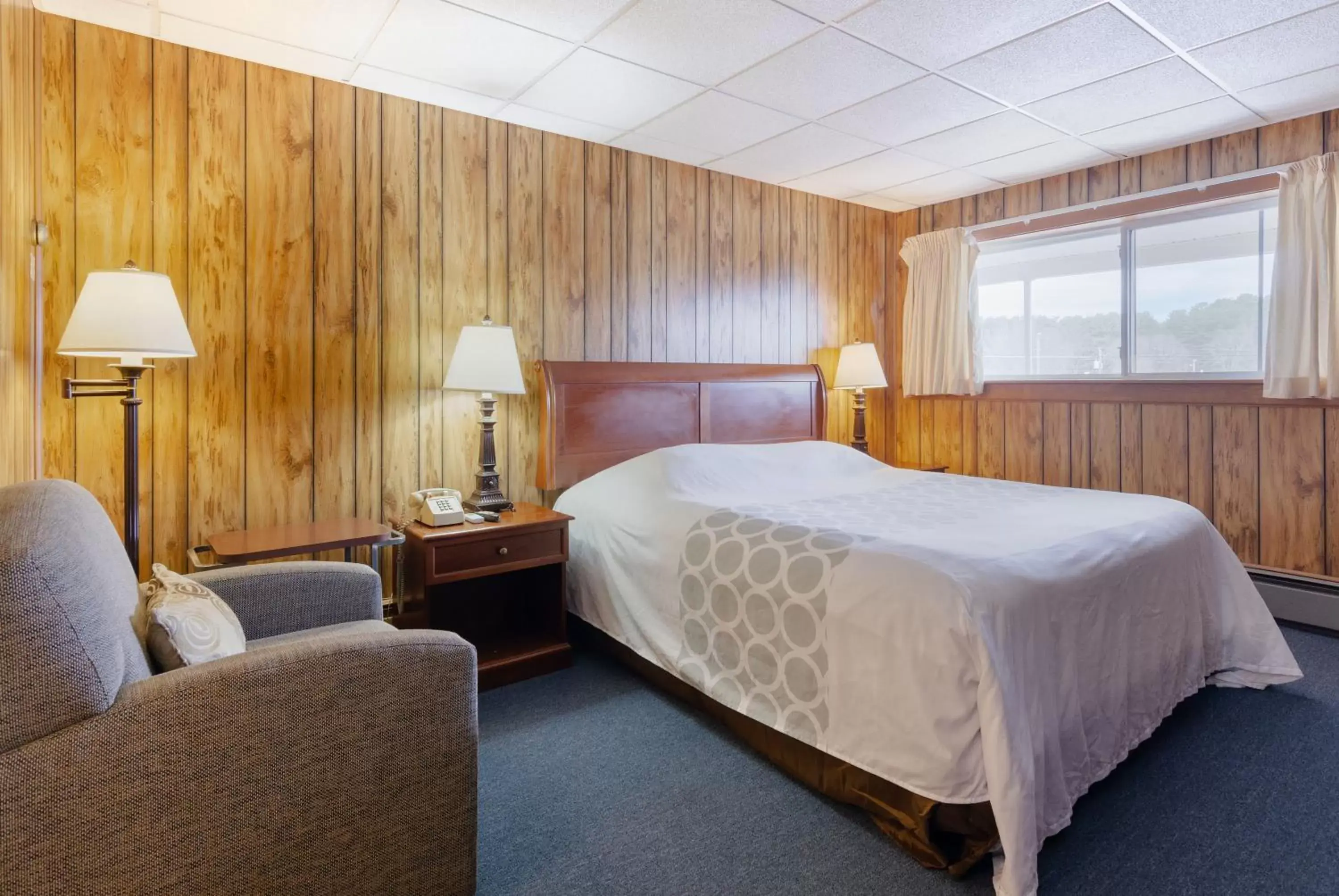 Bed in Knob Hill Motor Lodge