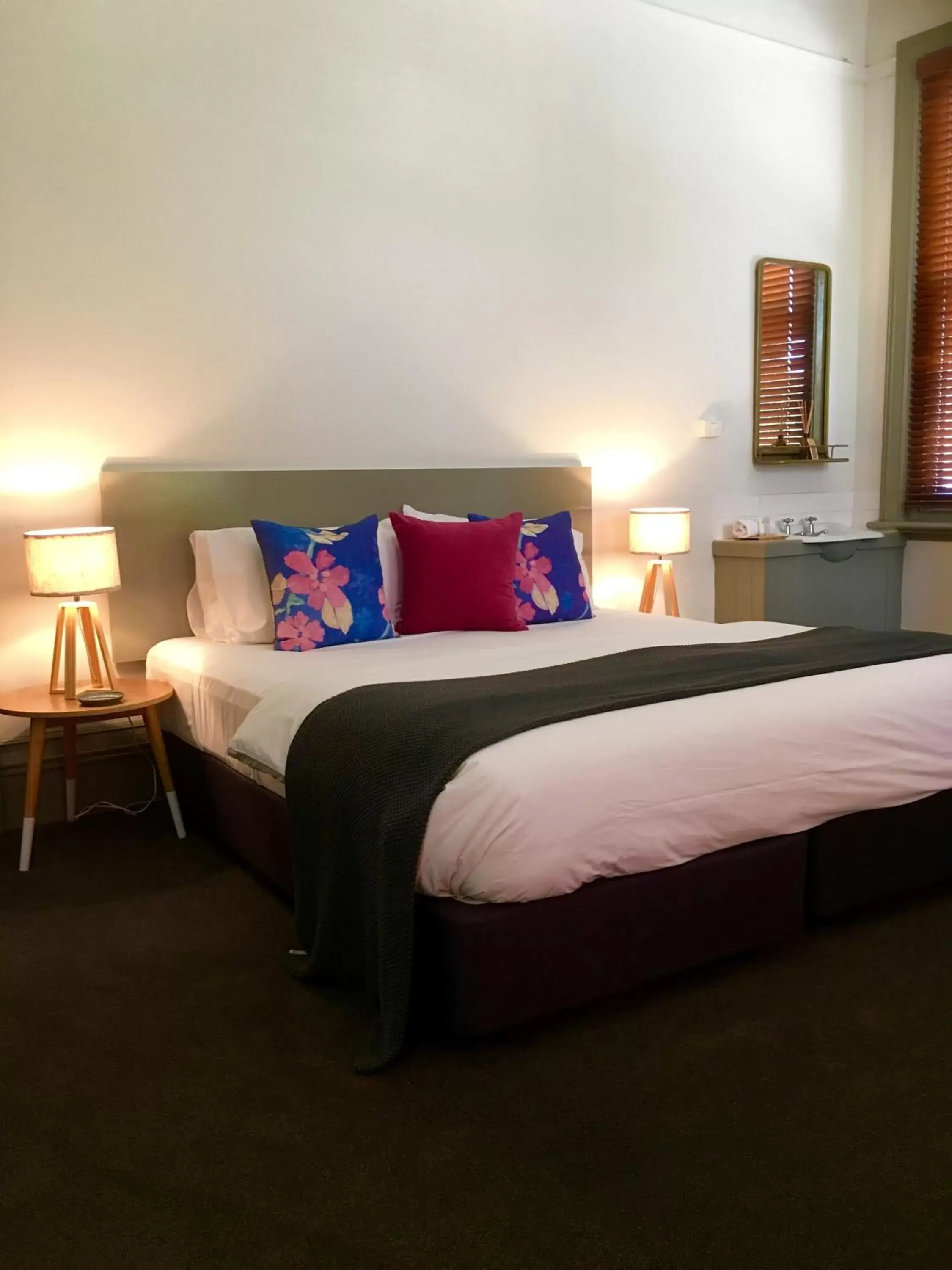 Bedroom, Bed in Healesville Hotel